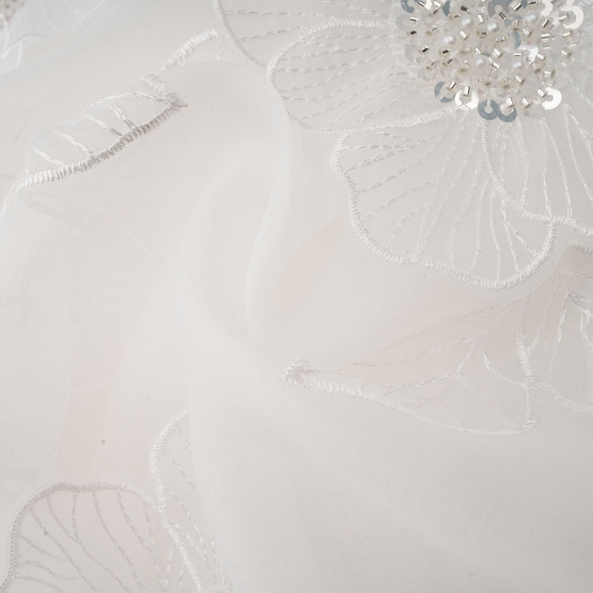 قميص بياتريكس شبه شفاف مزين باللون الأبيض