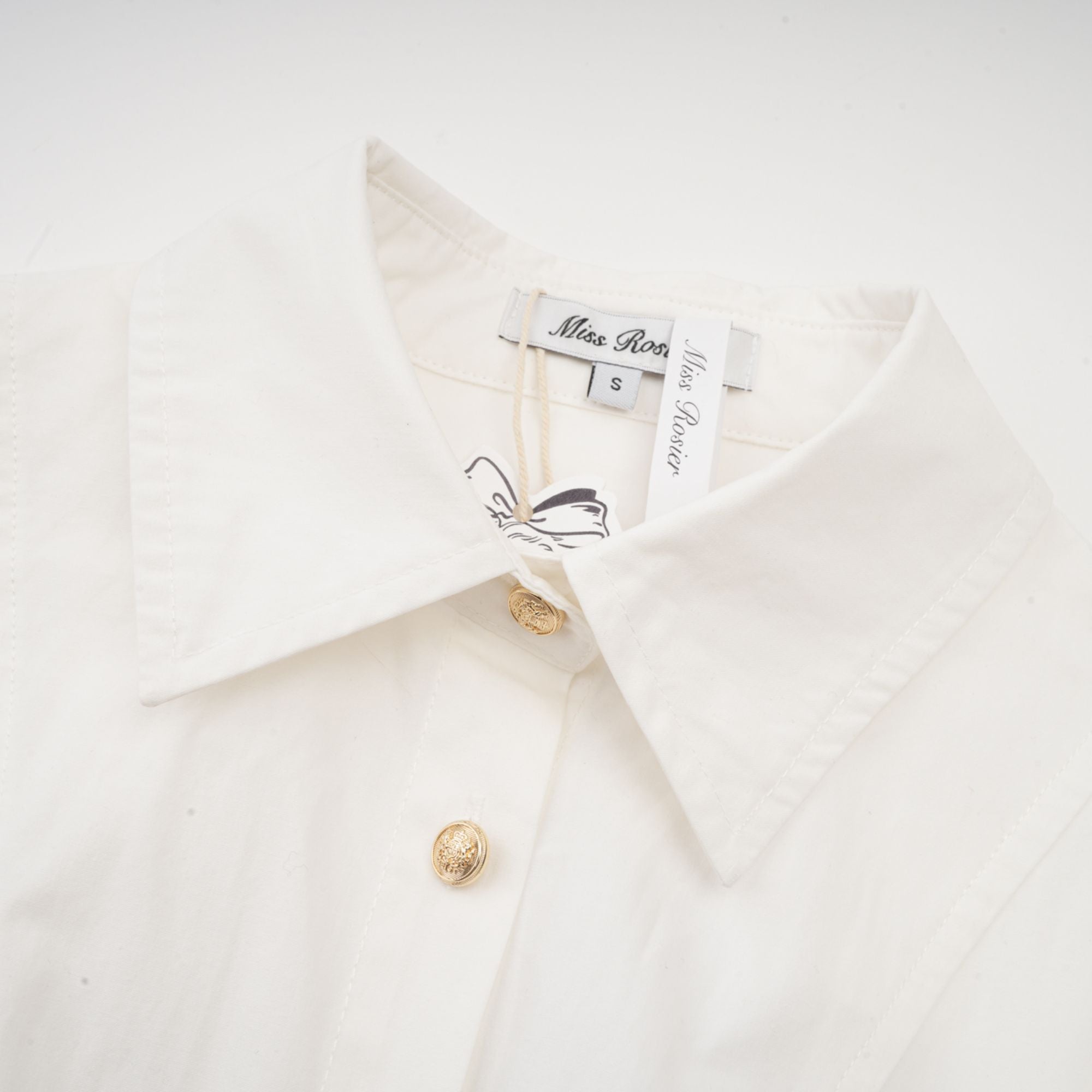 فستان أورلين الأبيض القصير ذو الخصر المحكم والمطوي