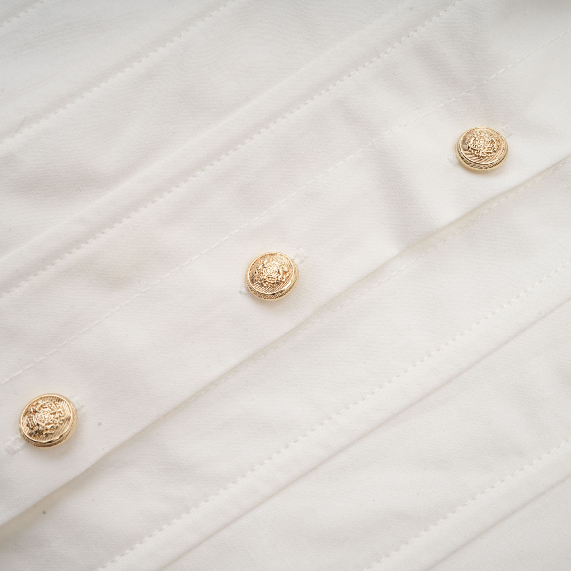 فستان أورلين الأبيض القصير ذو الخصر المحكم والمطوي