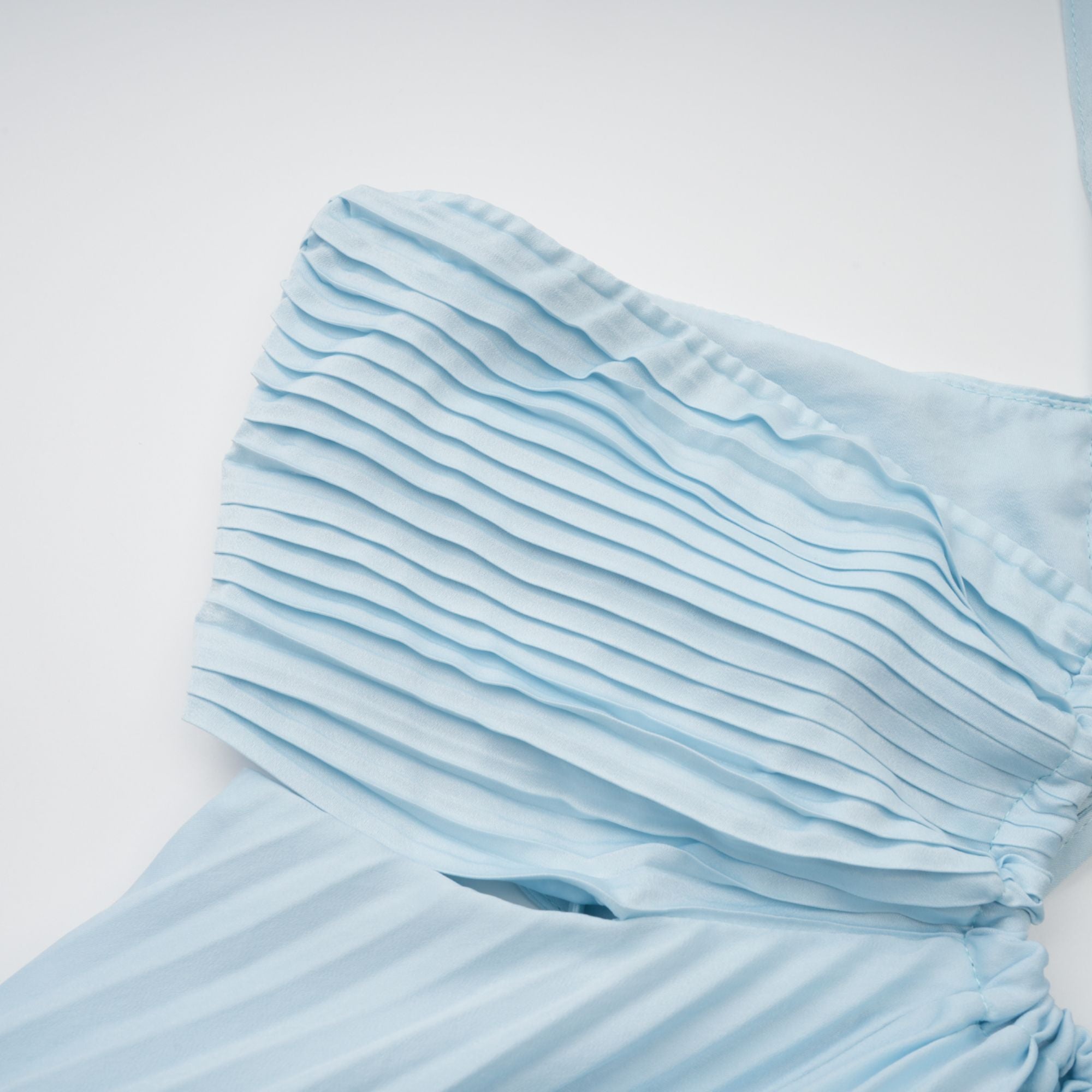 فستان ماكسي أندريا بلو مطوي مع تفاصيل مقصوصة