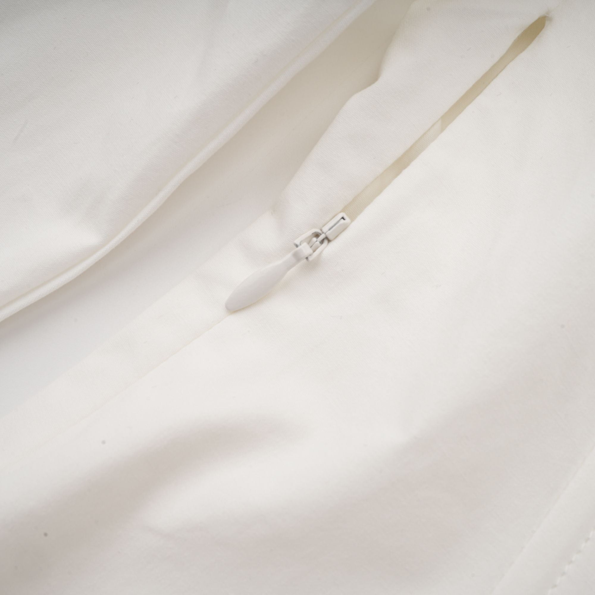 فستان أورلين الأبيض القصير ذو الخصر المحكم والمطوي