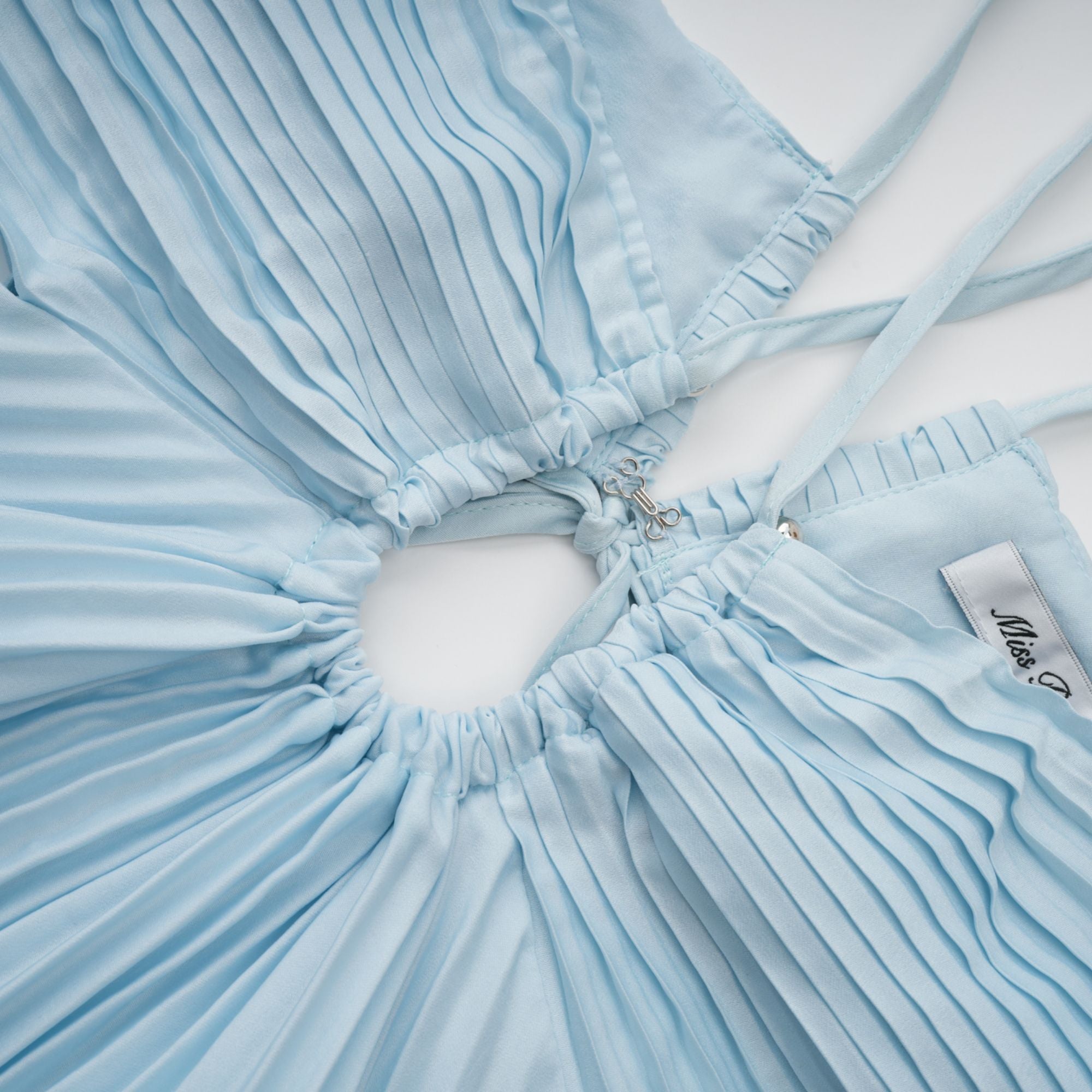 فستان ماكسي أندريا بلو مطوي مع تفاصيل مقصوصة