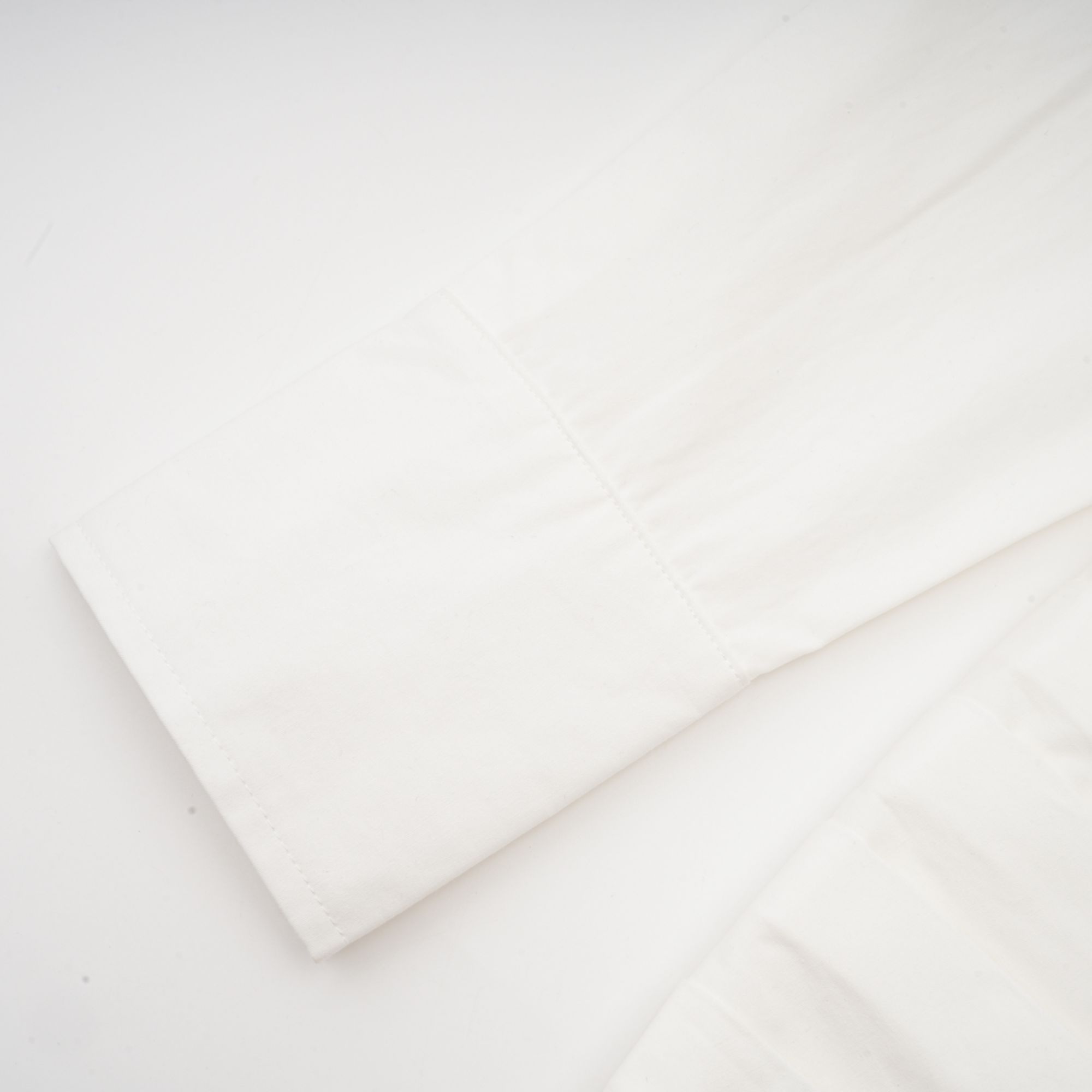 فستان أورلين الأبيض القصير ذو الخصر المحكم والمطوي