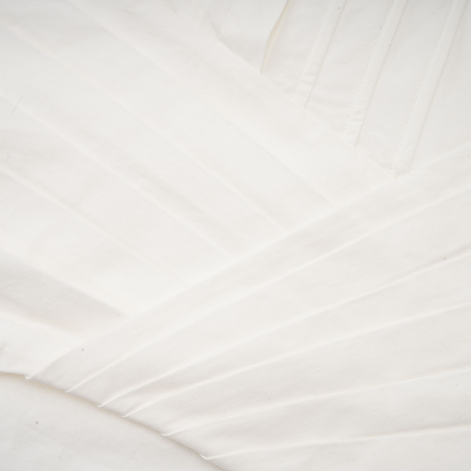 فستان أورلين الأبيض القصير ذو الخصر المحكم والمطوي