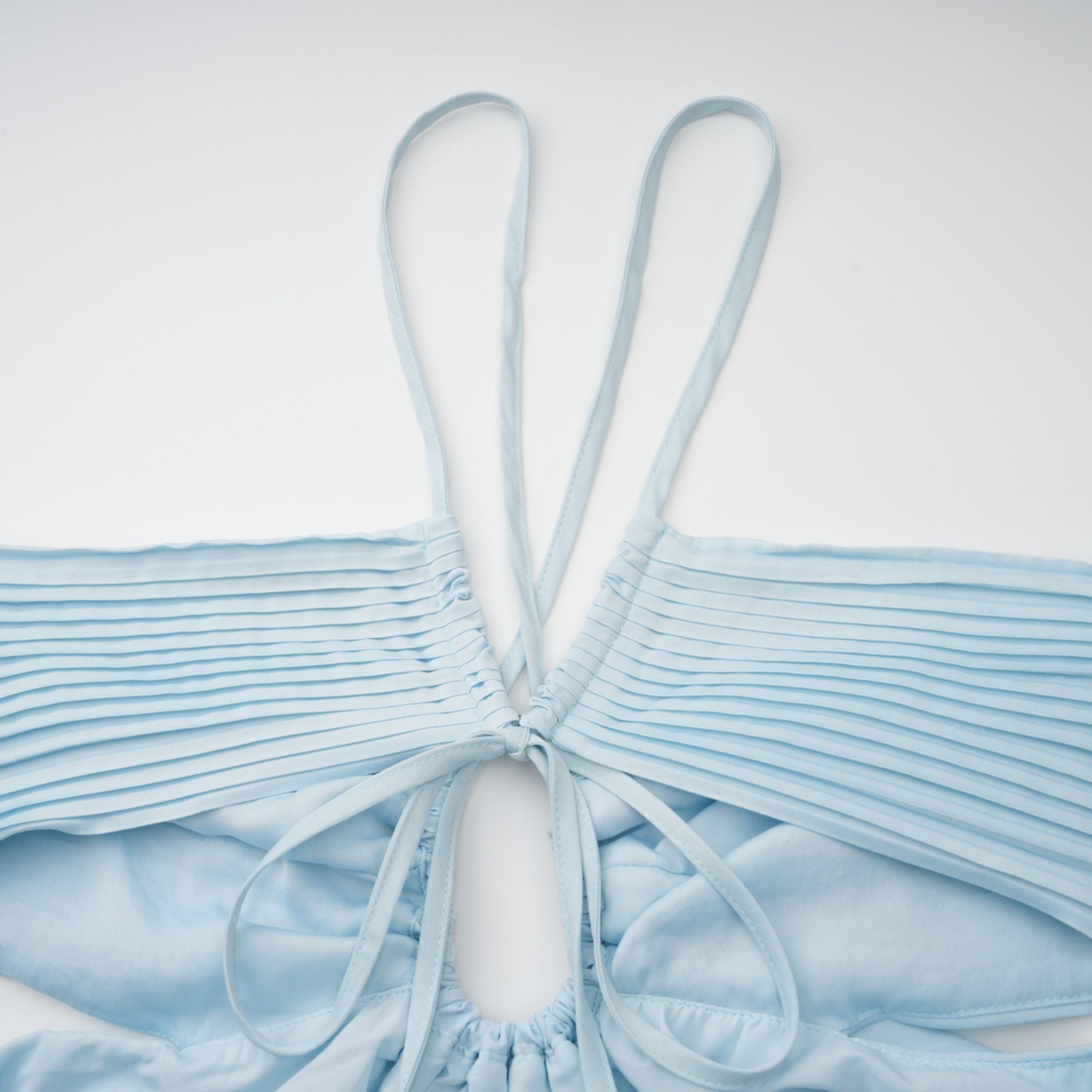 فستان ماكسي أندريا بلو مطوي مع تفاصيل مقصوصة