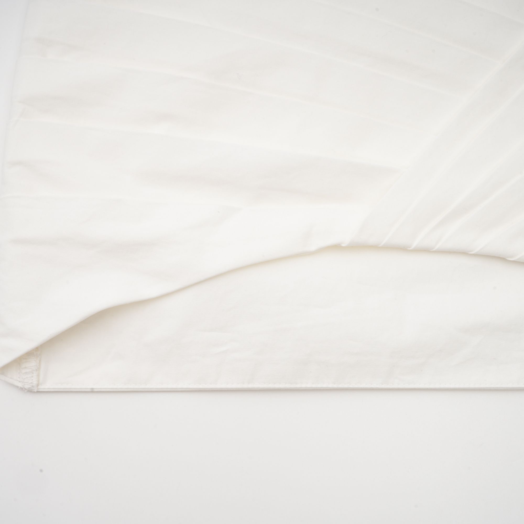 فستان أورلين الأبيض القصير ذو الخصر المحكم والمطوي