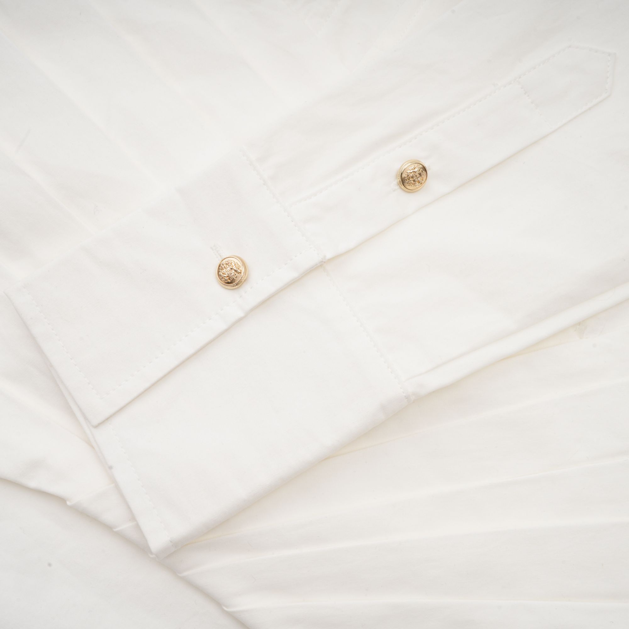 فستان أورلين الأبيض القصير ذو الخصر المحكم والمطوي