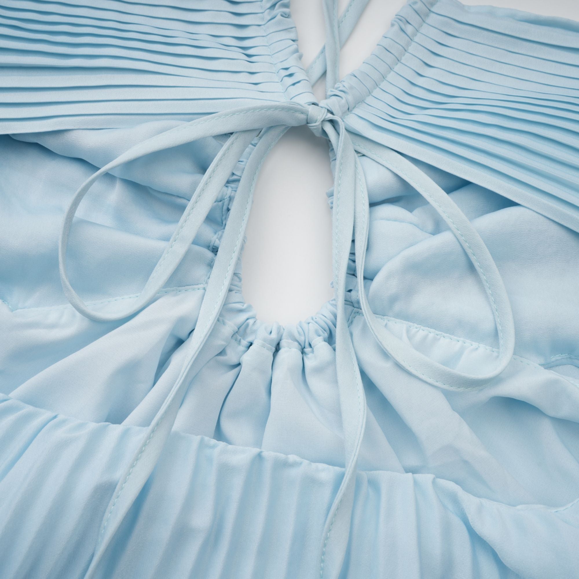 فستان ماكسي أندريا بلو مطوي مع تفاصيل مقصوصة