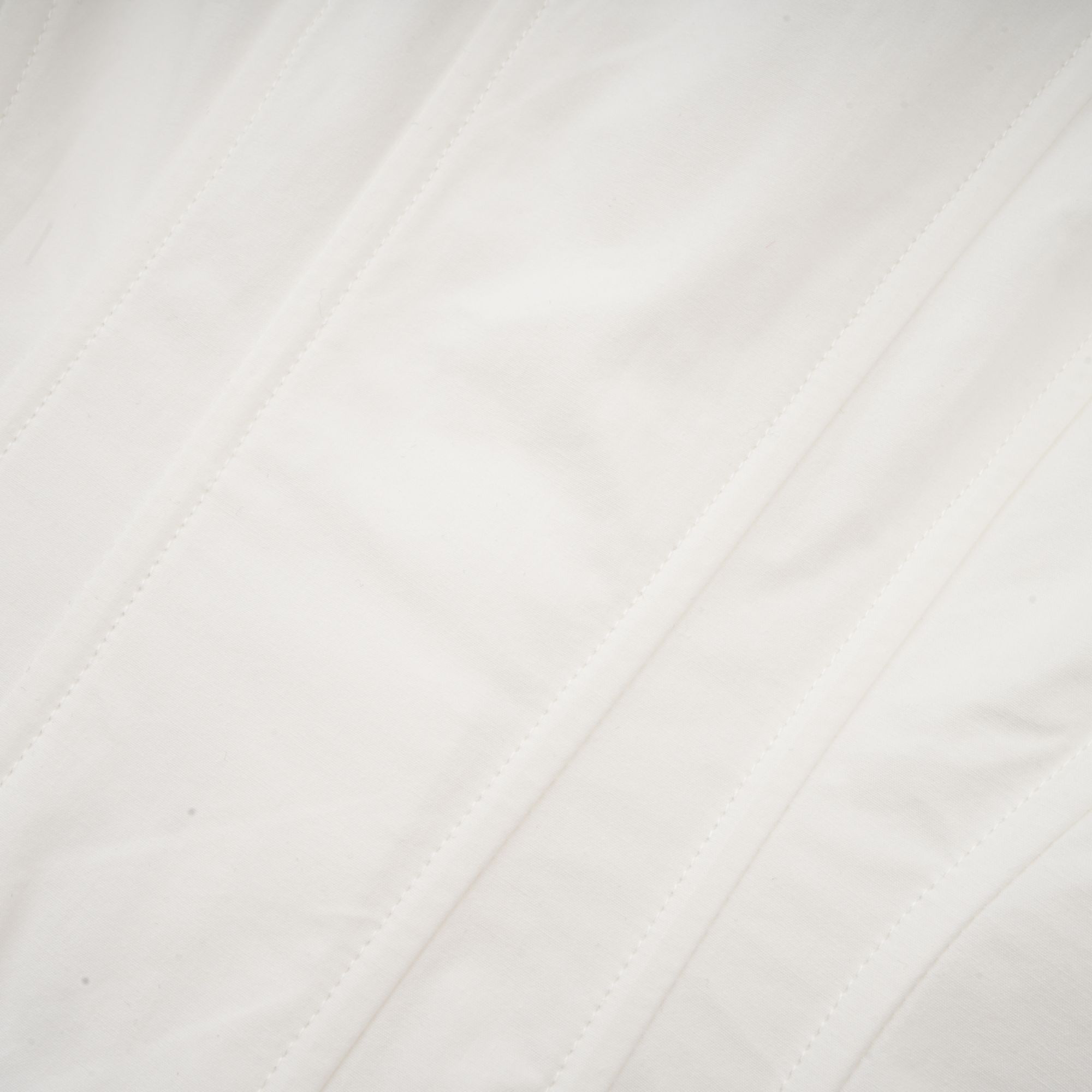 فستان أورلين الأبيض القصير ذو الخصر المحكم والمطوي