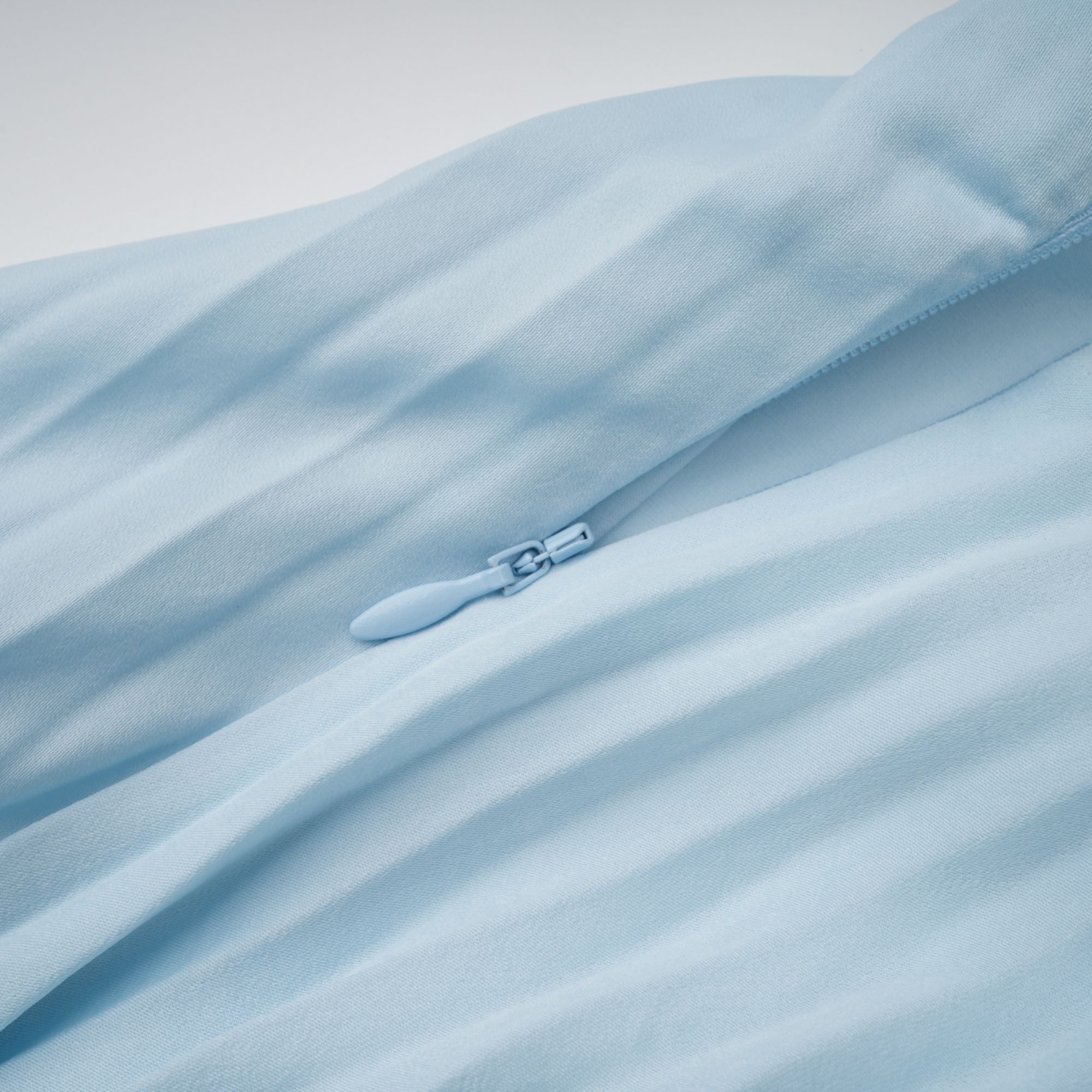 فستان ماكسي أندريا بلو مطوي مع تفاصيل مقصوصة