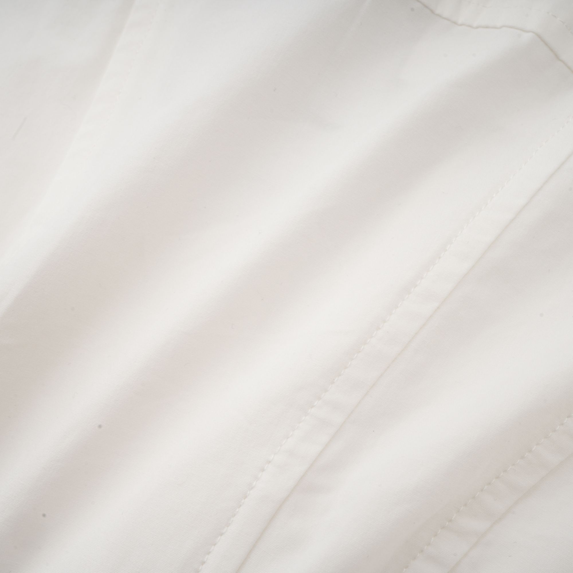 فستان أورلين الأبيض القصير ذو الخصر المحكم والمطوي