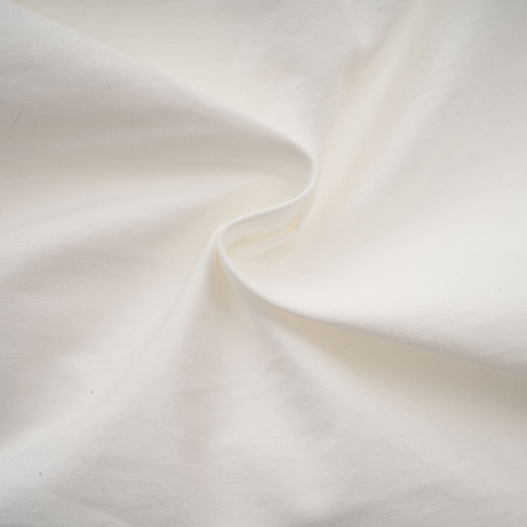 فستان أورلين الأبيض القصير ذو الخصر المحكم والمطوي