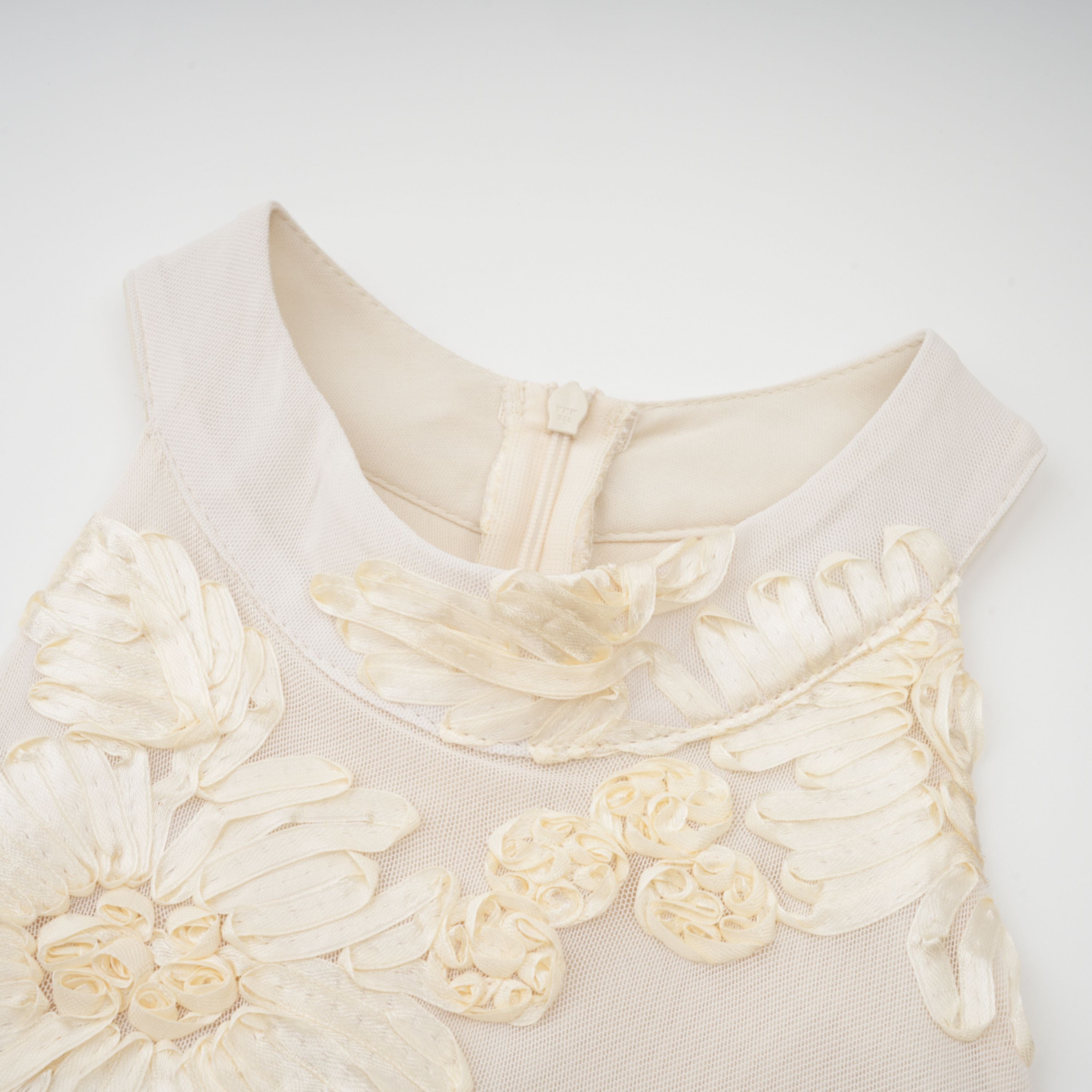 فستان تيويلين محايد غير متماثل بتصميم زهور ومكشكش متوسط الطول