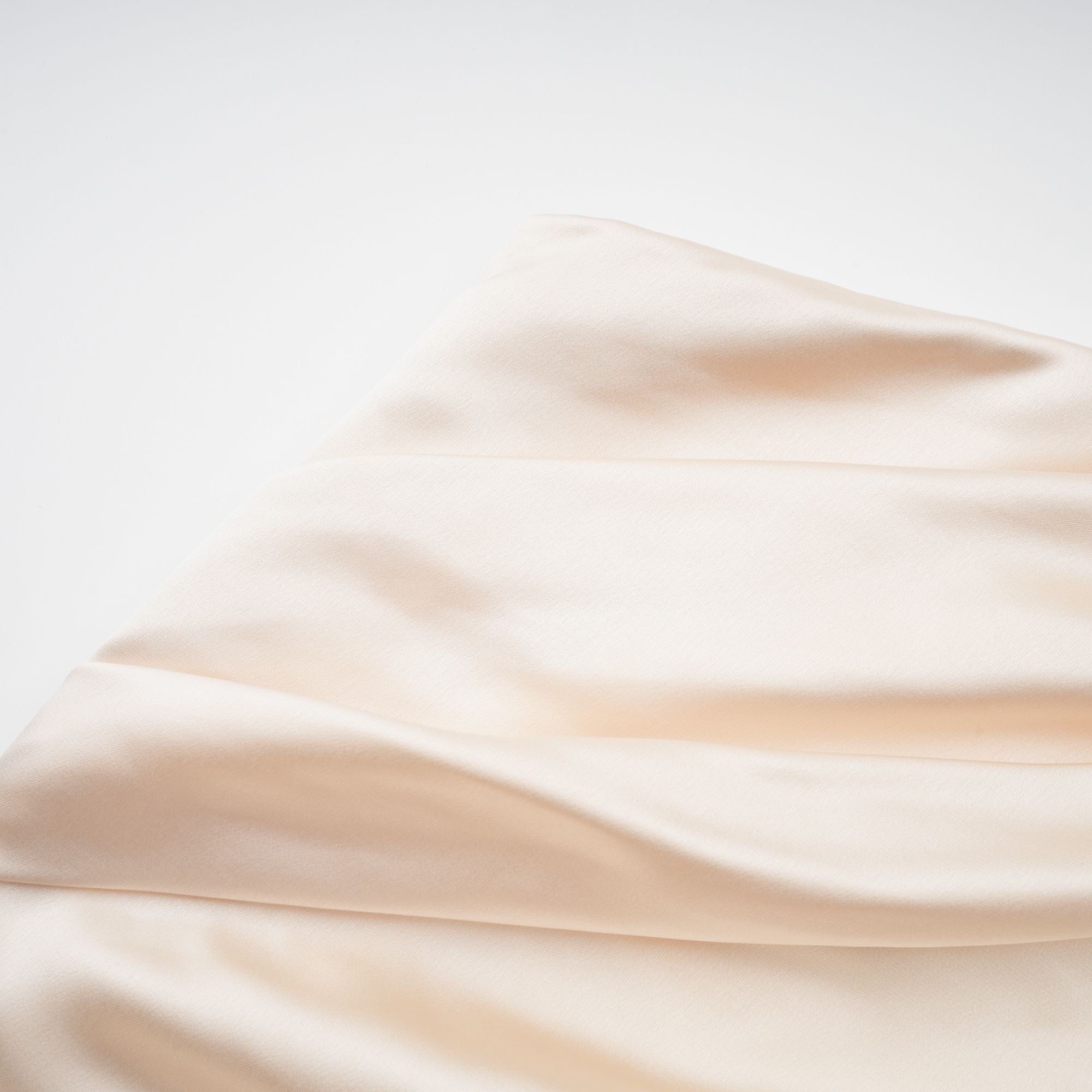 فستان تيريز ماكسي ساتان بتصميم وشاح محايد