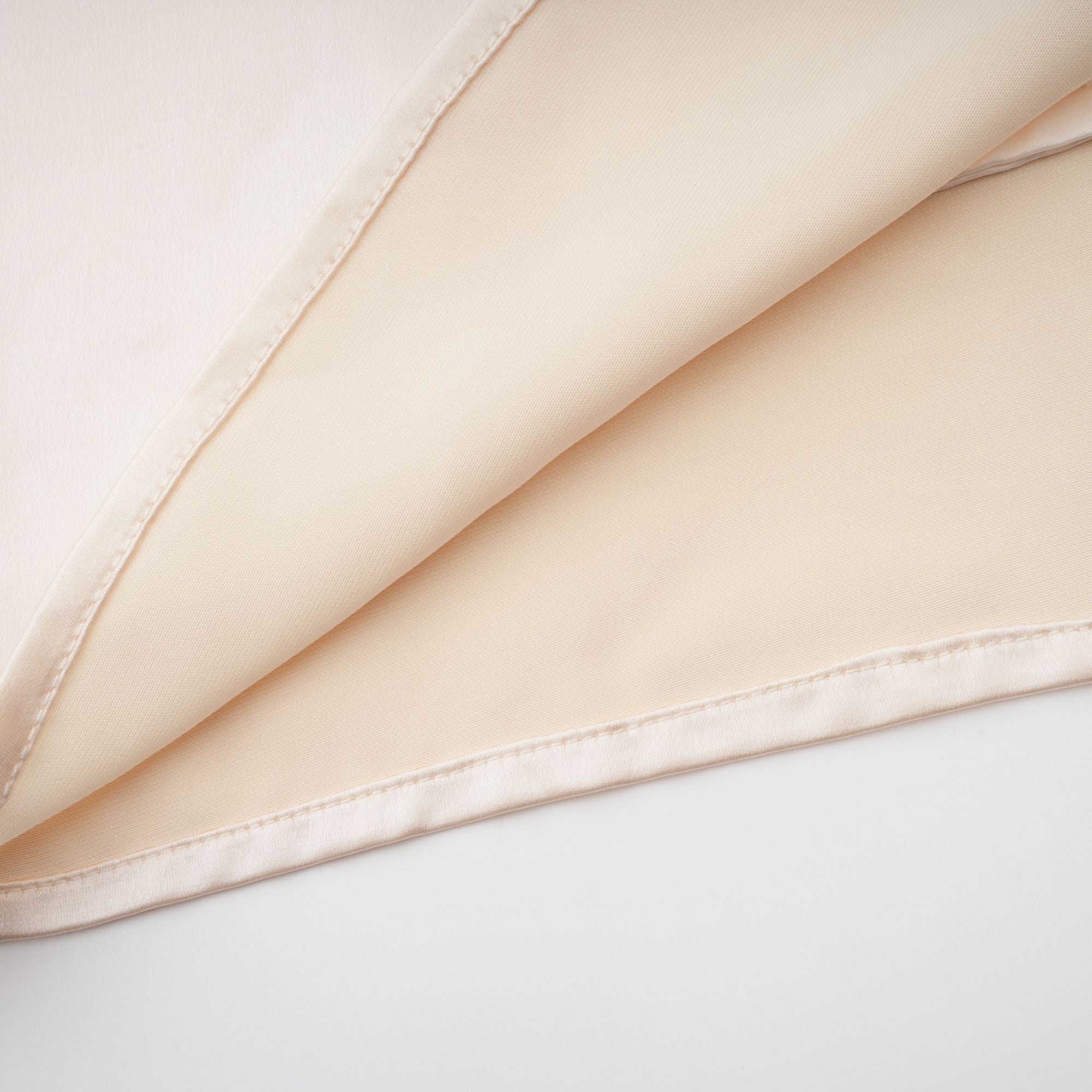 فستان تيريز ماكسي ساتان بتصميم وشاح محايد