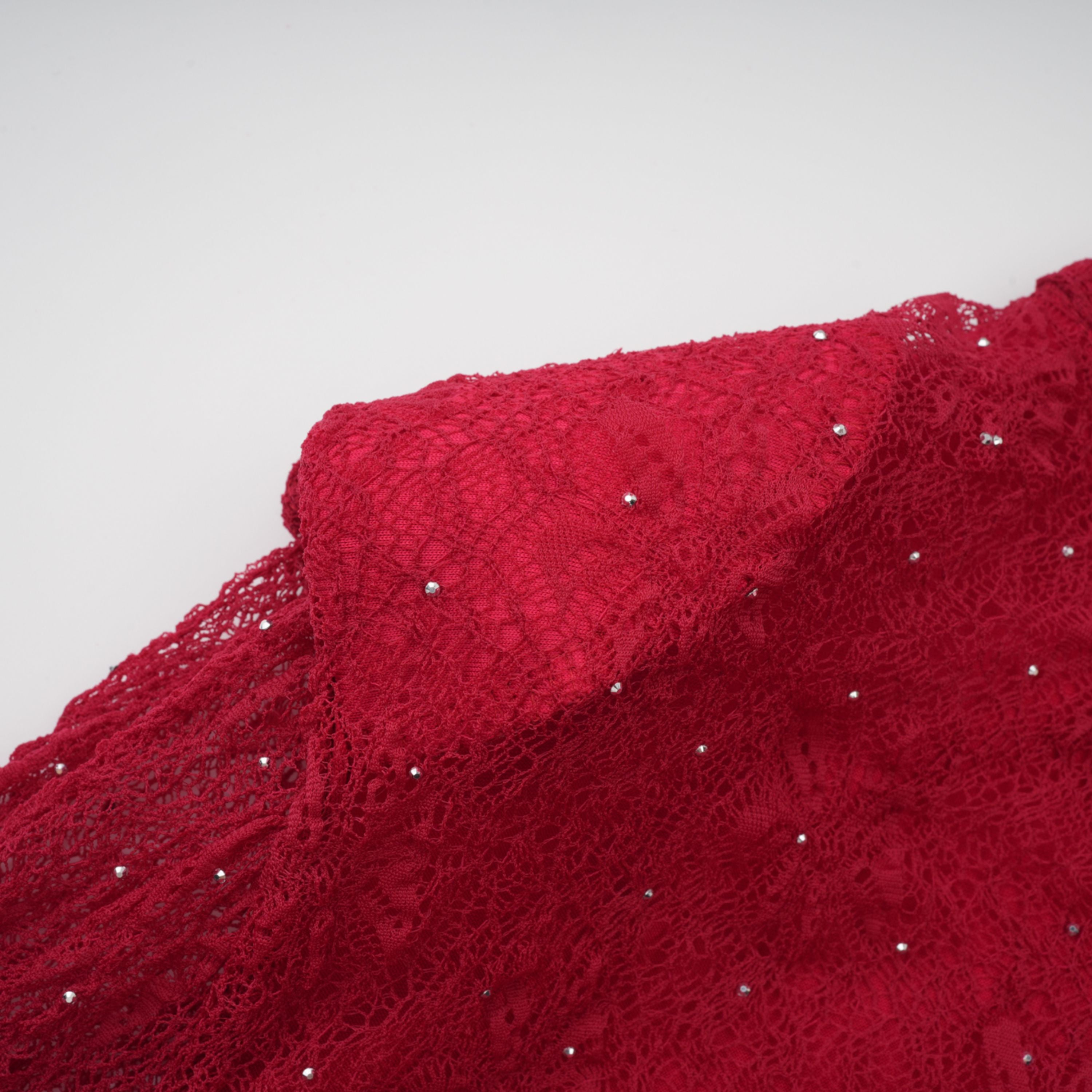 فستان ماكسي من الدانتيل بتصميم جيبور أحمر مزين بالترتر من Justyna