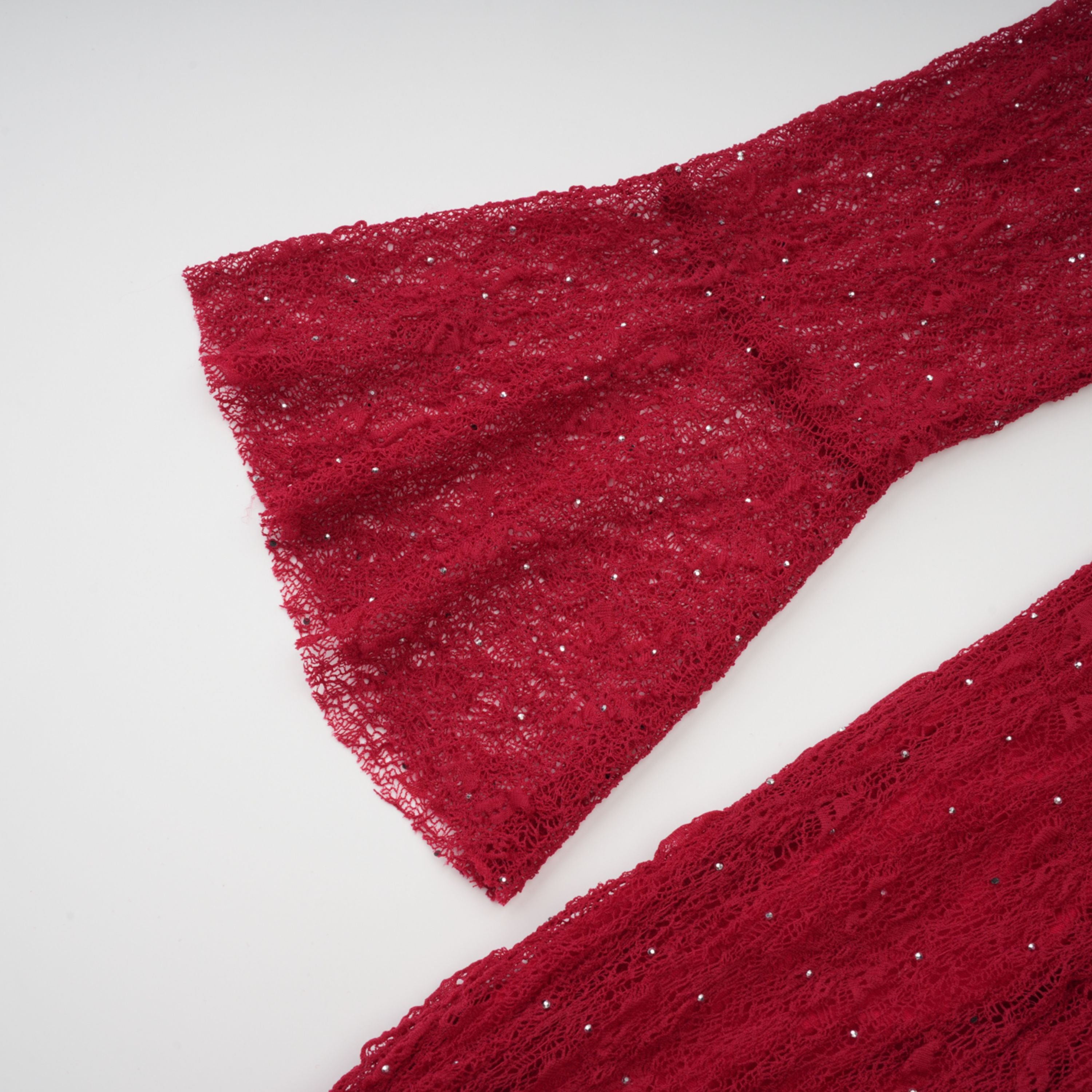 فستان ماكسي من الدانتيل بتصميم جيبور أحمر مزين بالترتر من Justyna