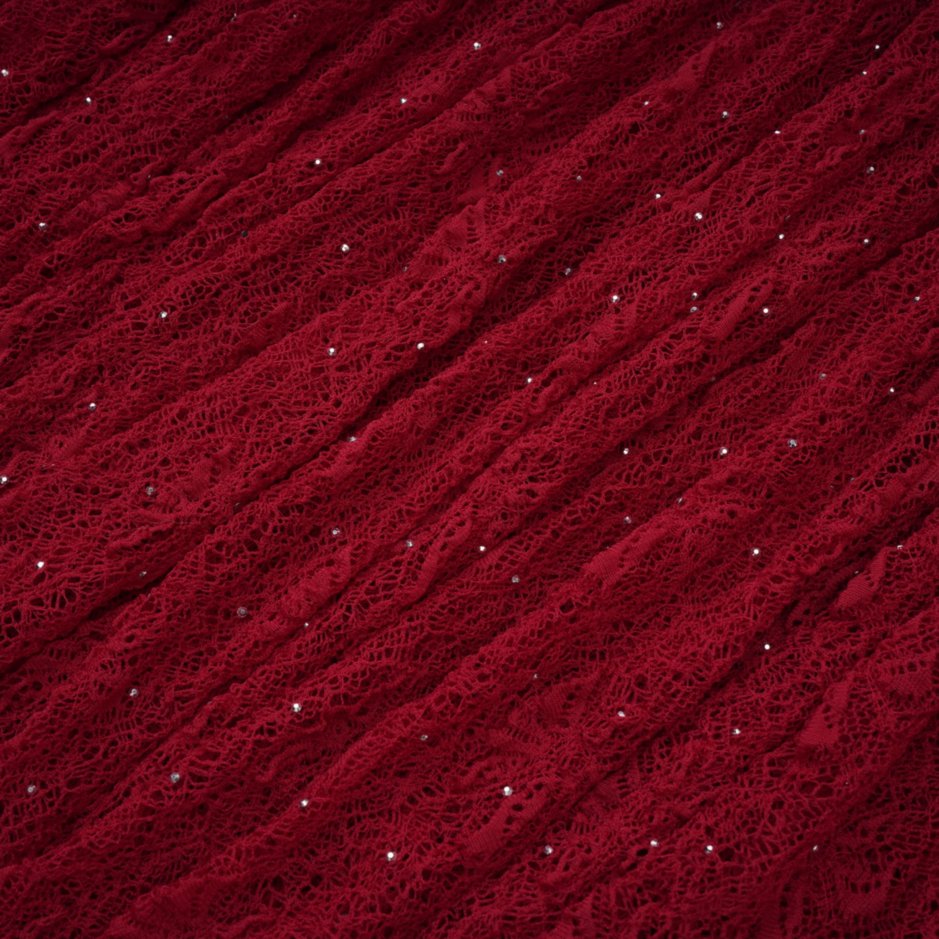 فستان ماكسي من الدانتيل بتصميم جيبور أحمر مزين بالترتر من Justyna