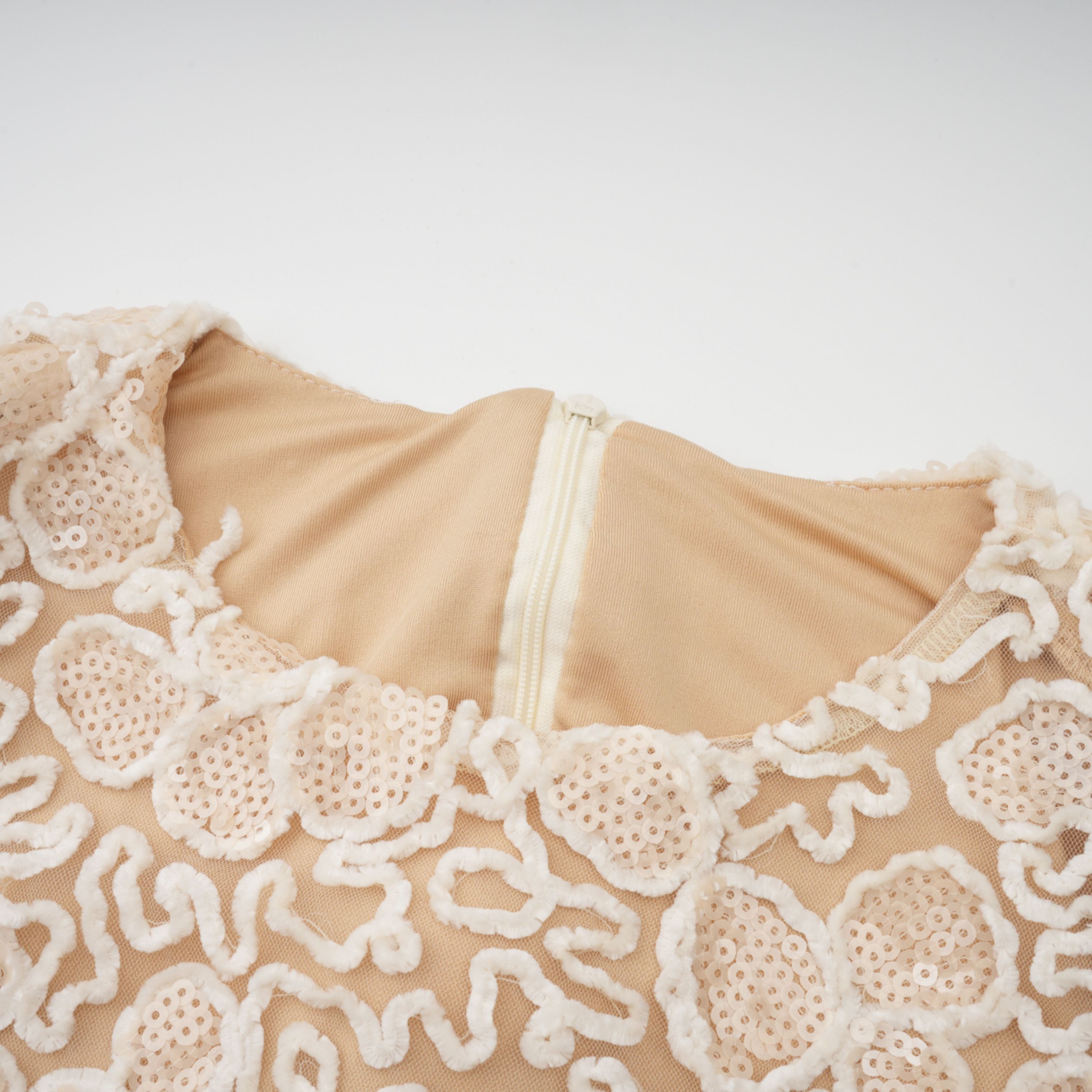 فستان ماتيلد الأبيض المطرز