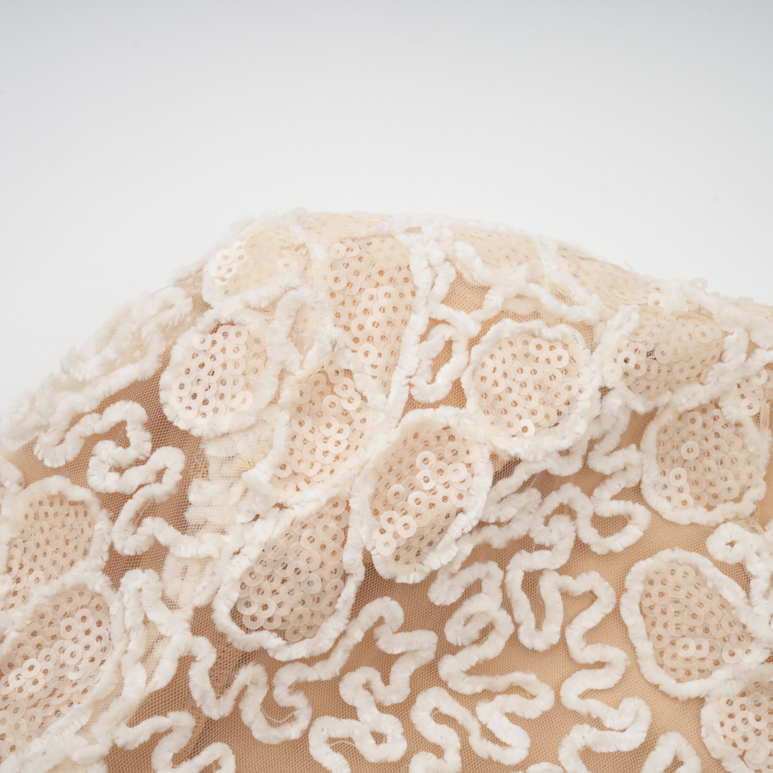 فستان ماتيلد الأبيض المطرز