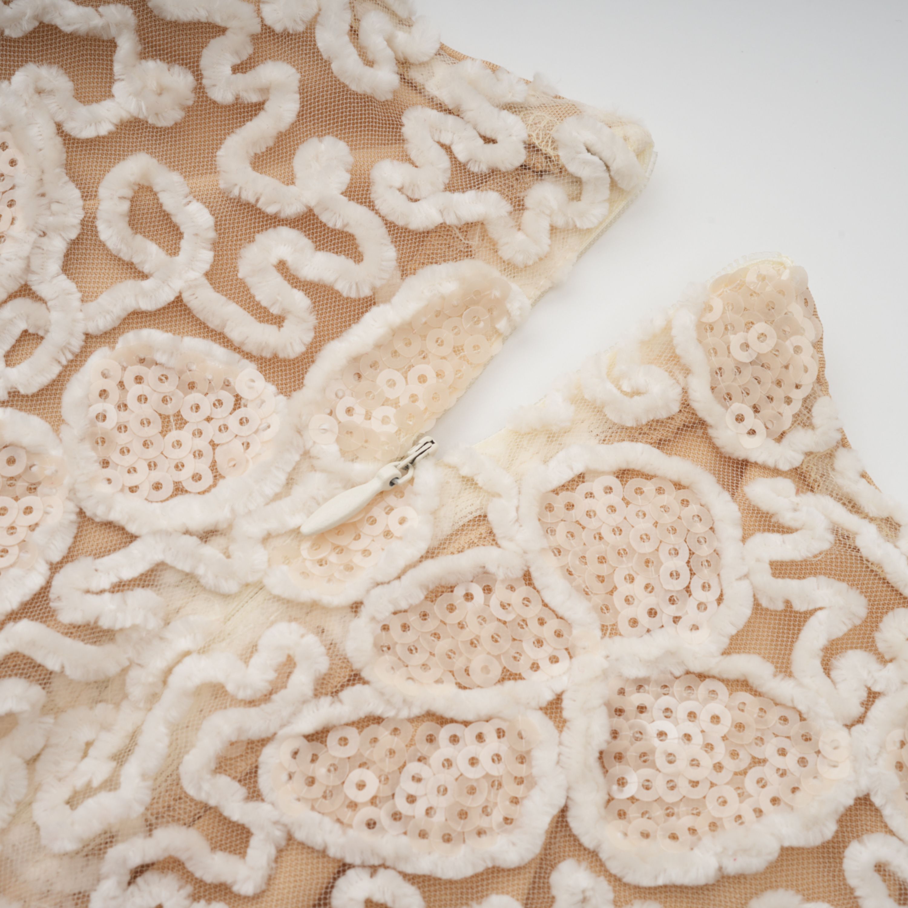 فستان ماتيلد الأبيض المطرز