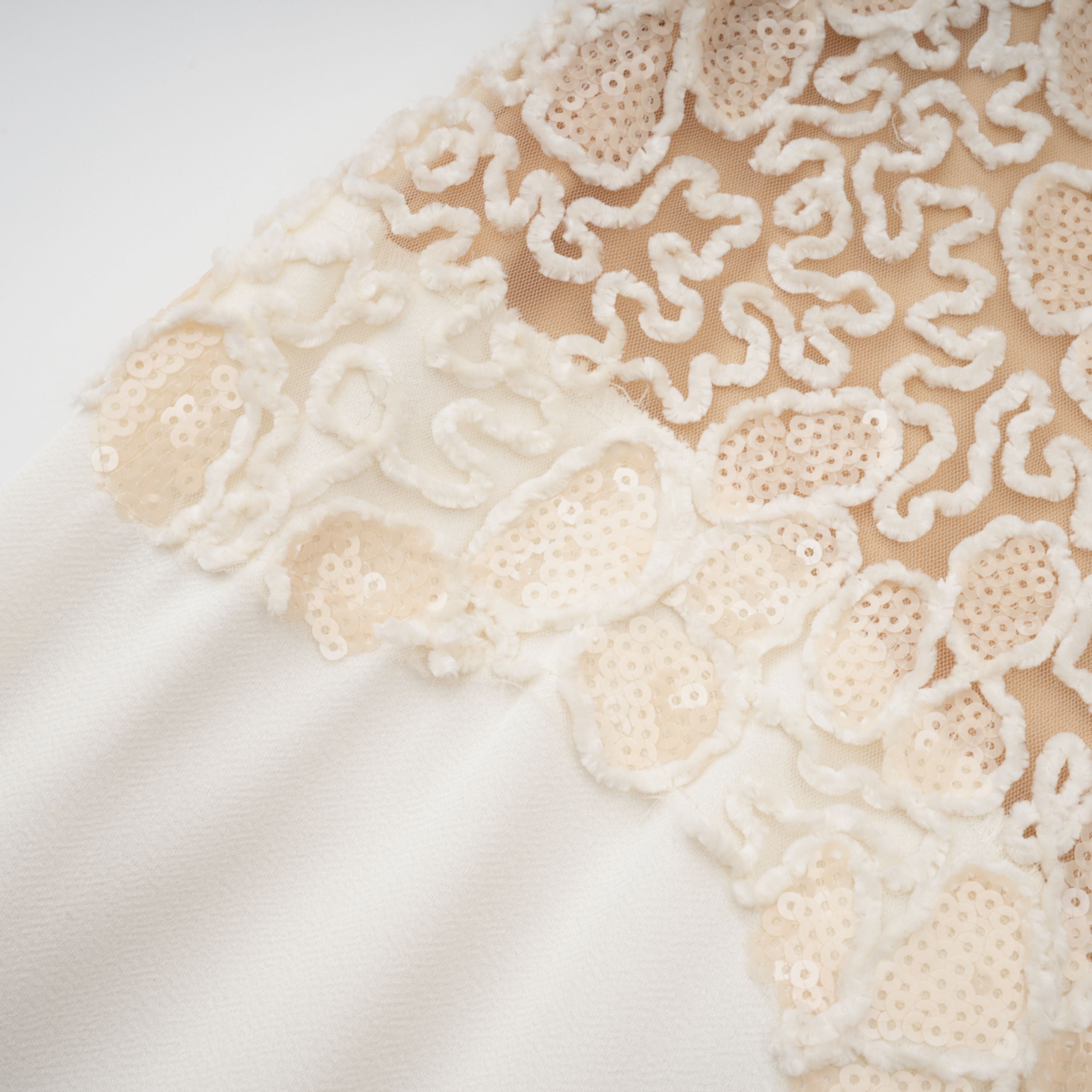 فستان ماتيلد الأبيض المطرز