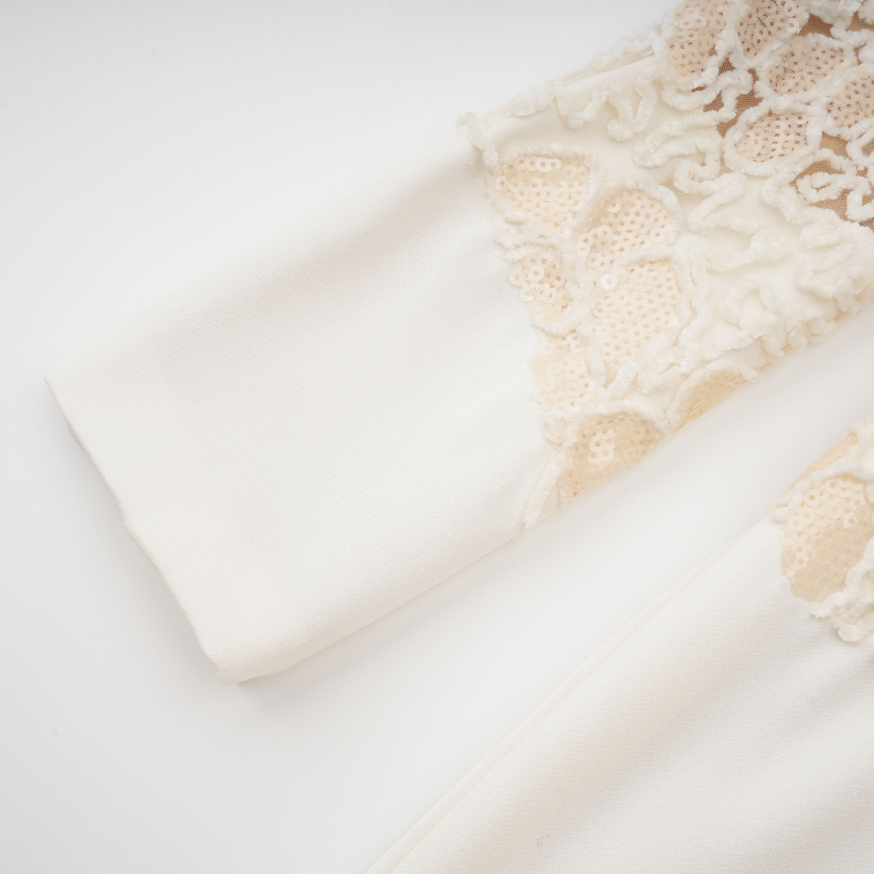 فستان ماتيلد الأبيض المطرز