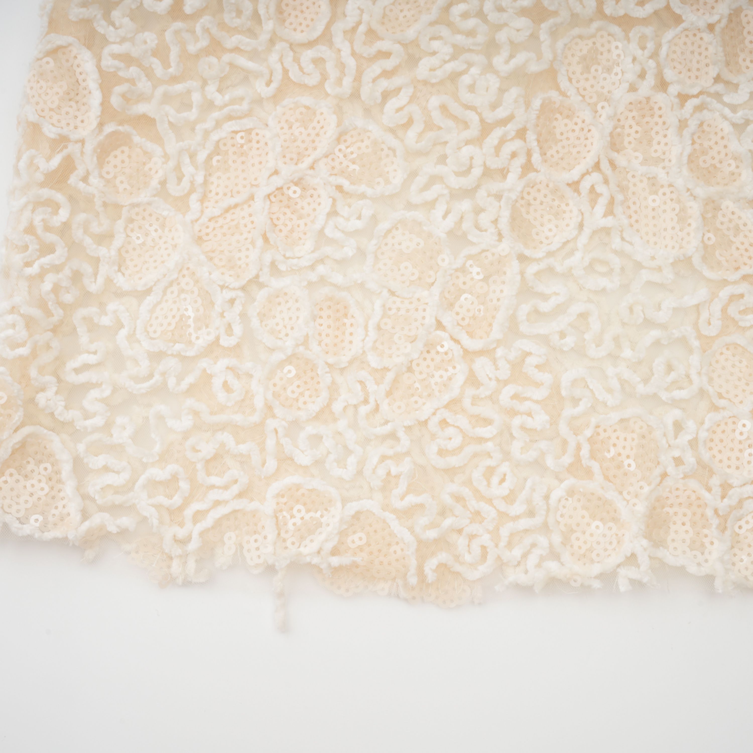 فستان ماتيلد الأبيض المطرز