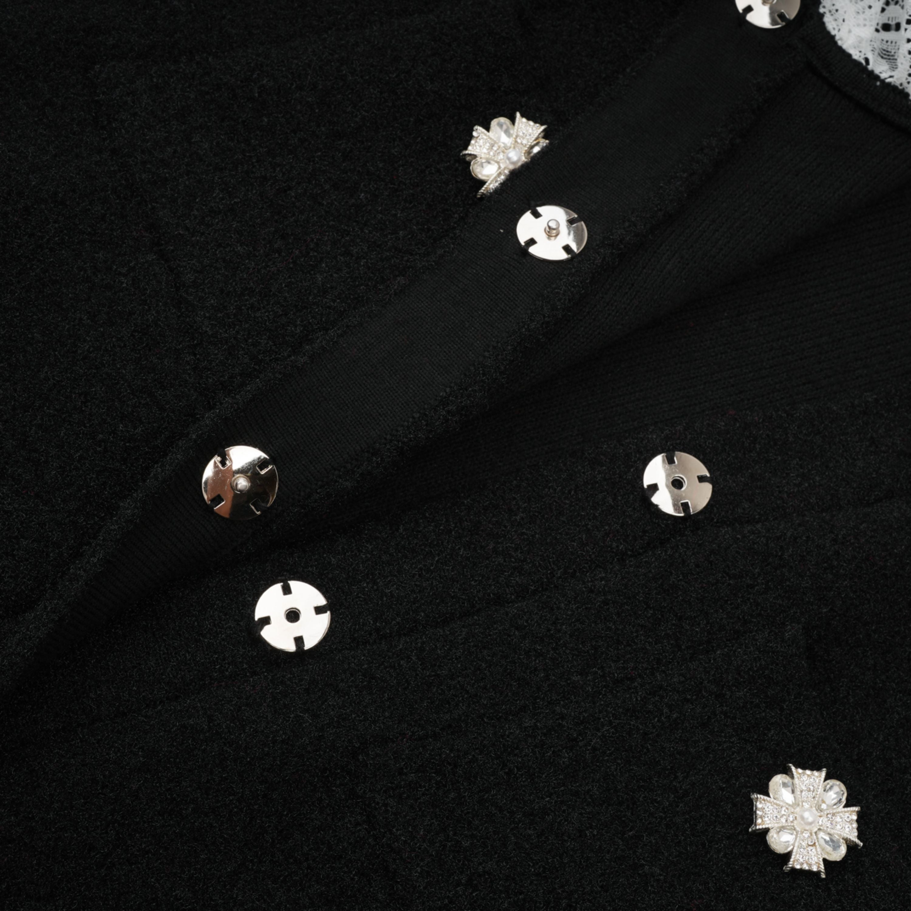 طقم توب وتنورة محبوكة سوداء مزينة من إلينور