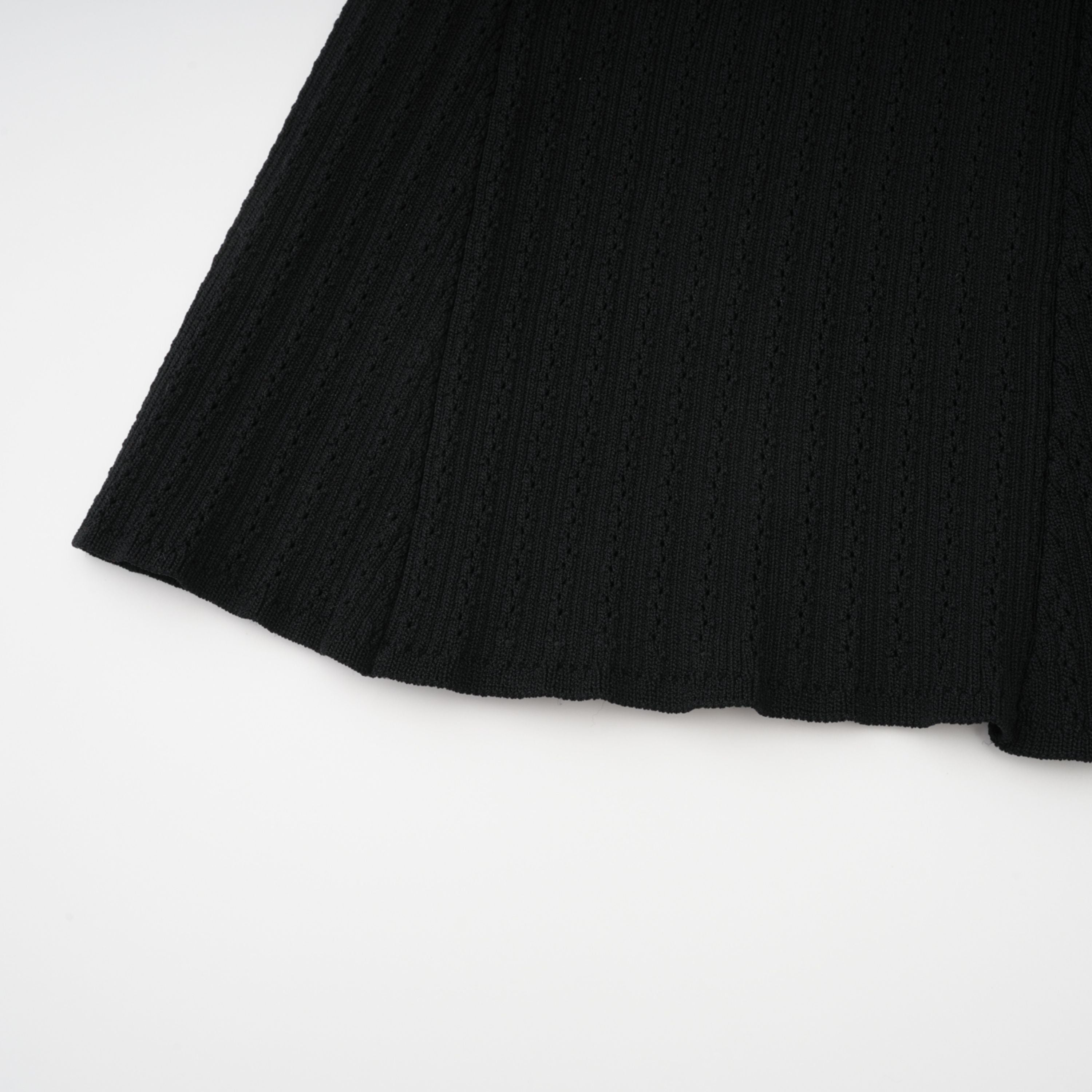 طقم توب وتنورة محبوكة سوداء مزينة من إلينور