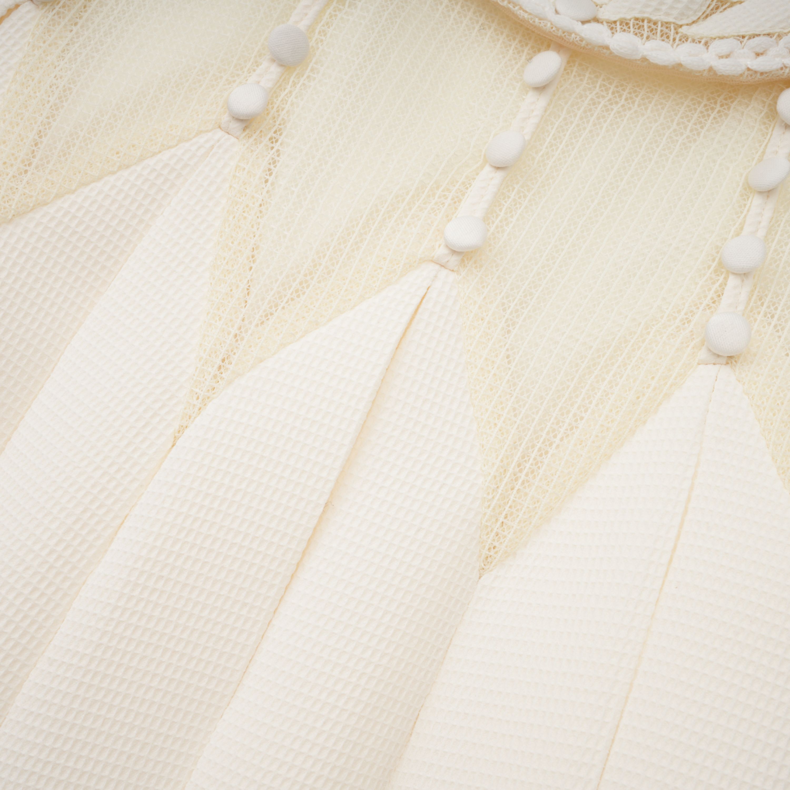 فستان مايل الأبيض القصير المطرز بالزهور