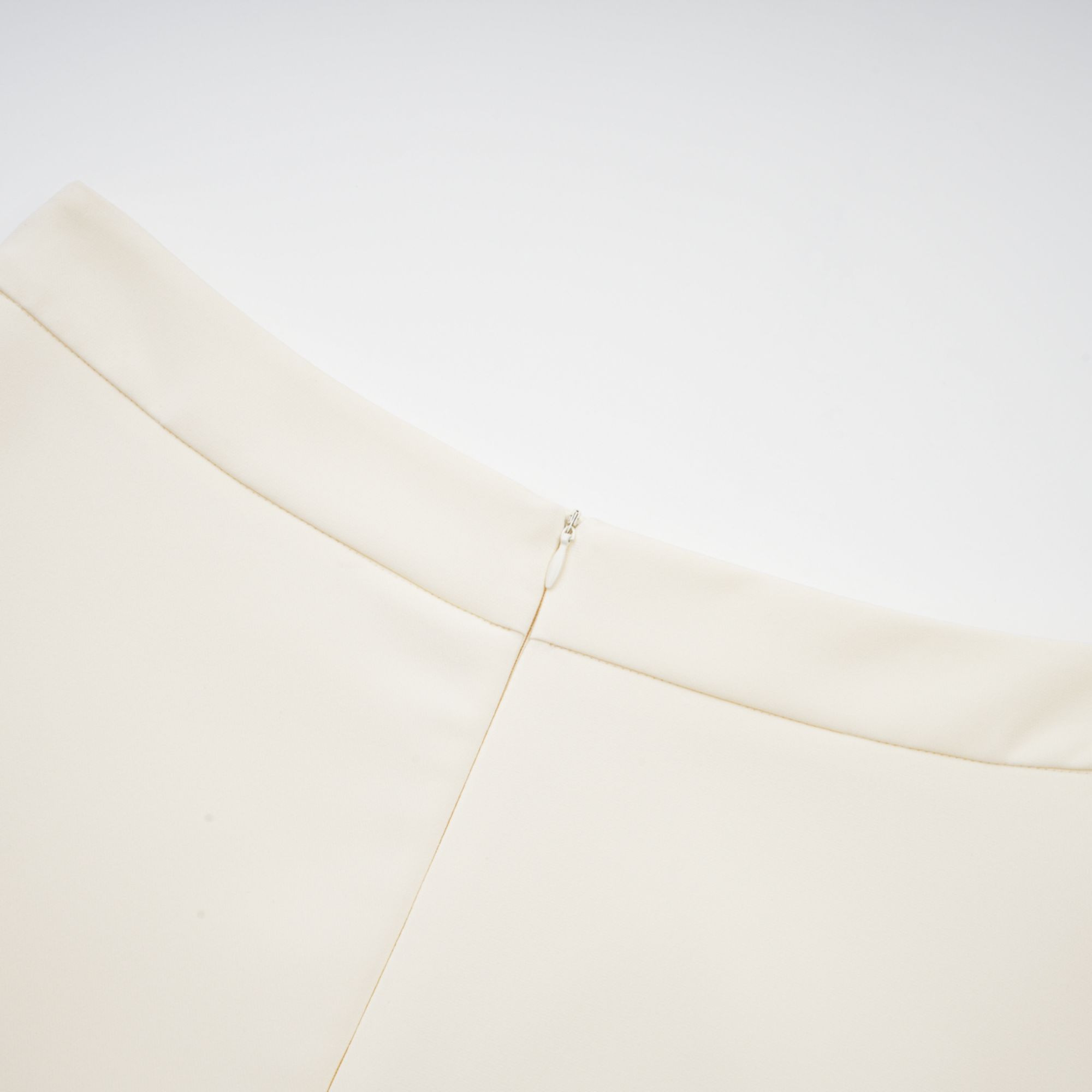 Coralie Neutrals 3D-Blütenblatt-Oberteil und Rock passendes Set