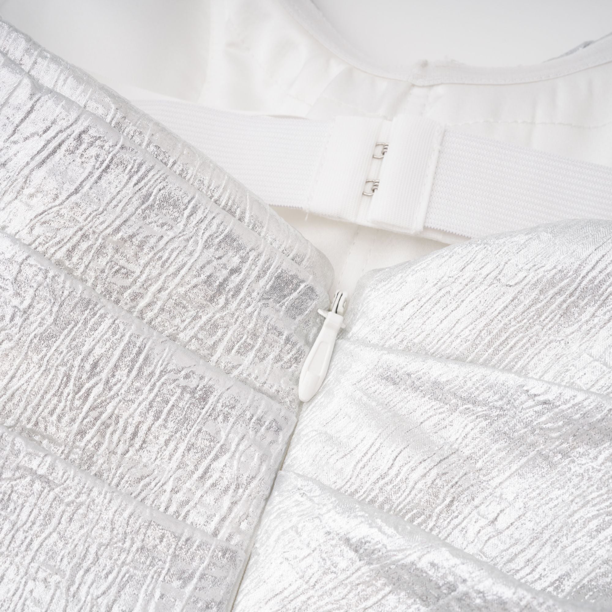 Adina Silber Glänzendes asymmetrisches Rüschenkleid