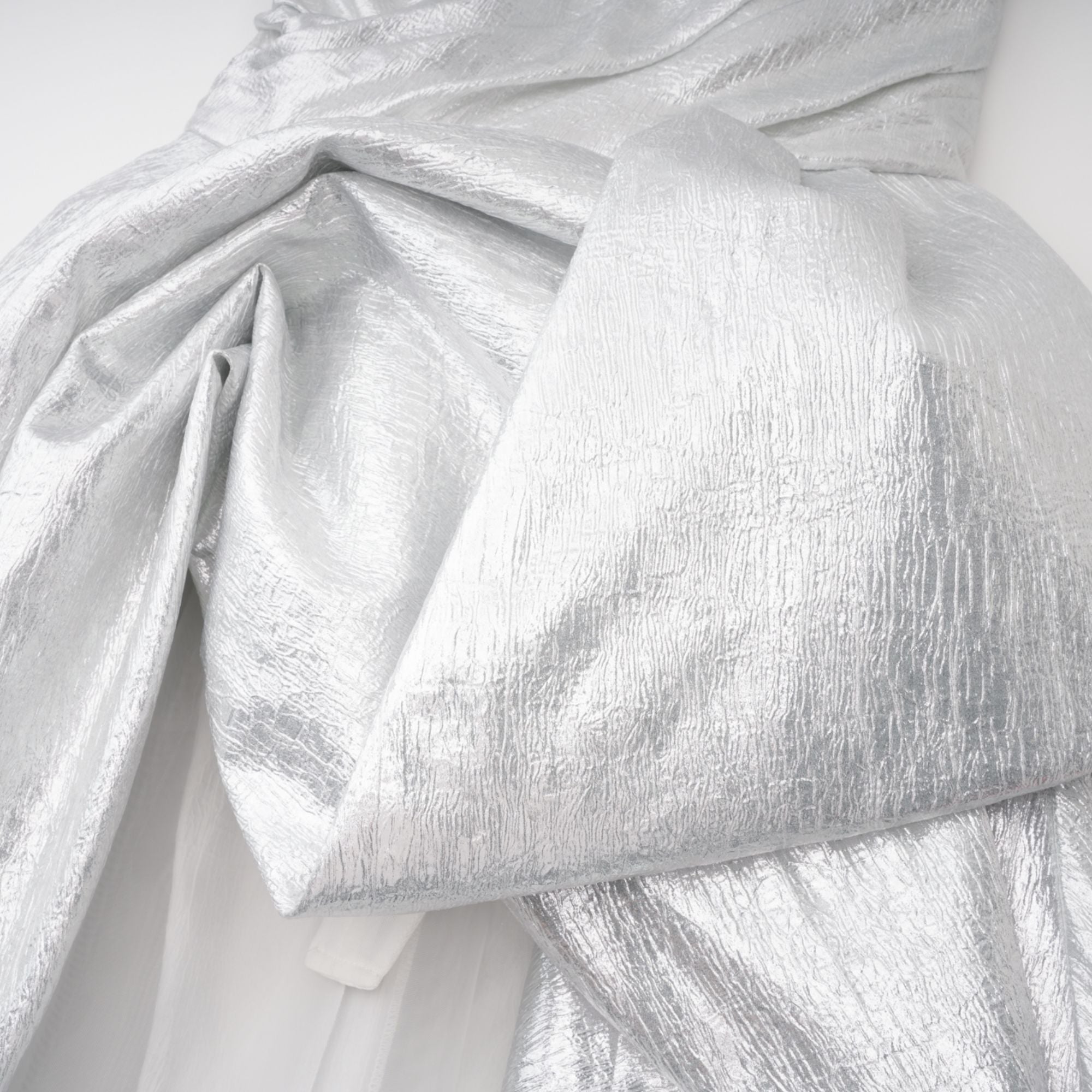 Adina Silber Glänzendes asymmetrisches Rüschenkleid