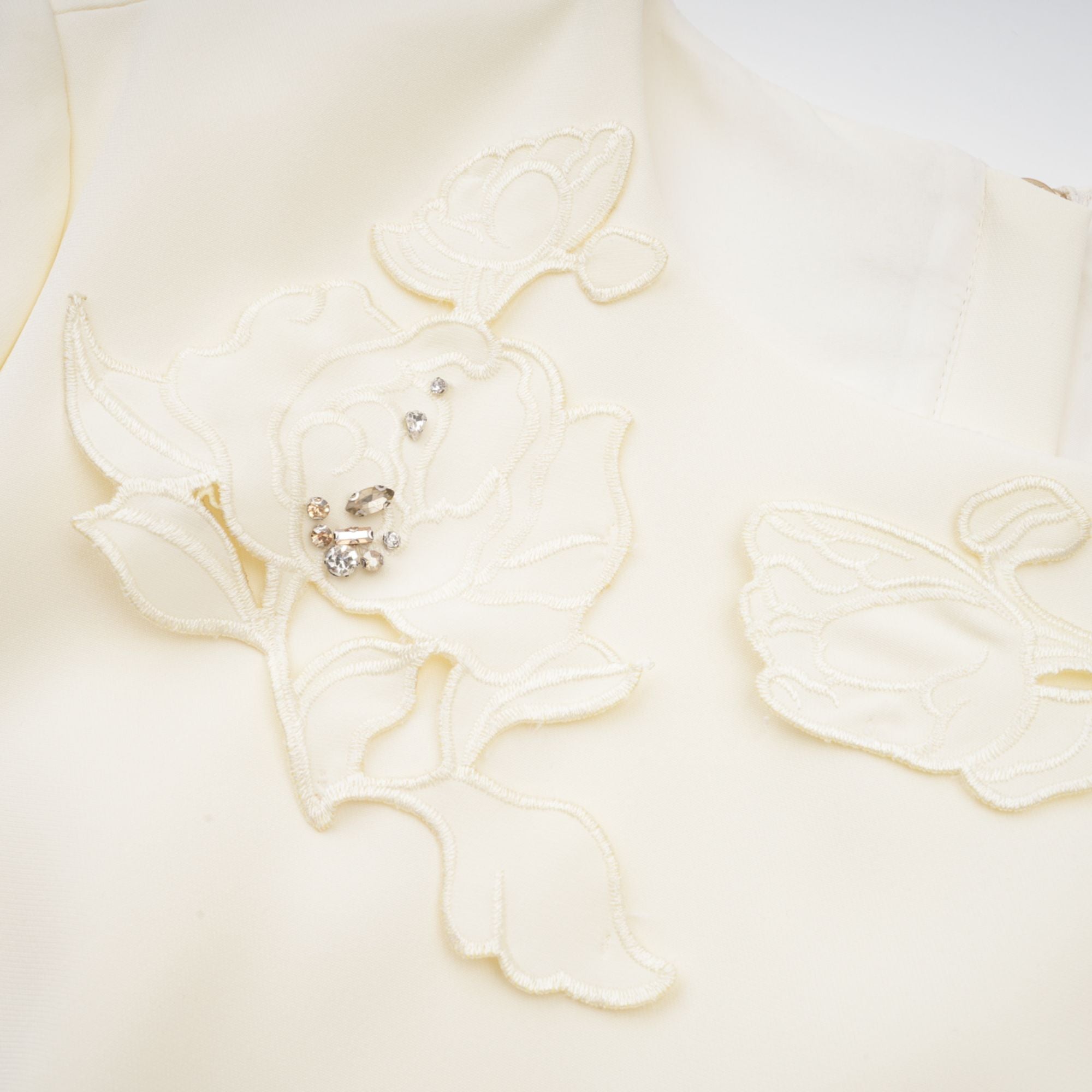 Coralie Neutrals 3D-Blütenblatt-Oberteil und Rock passendes Set