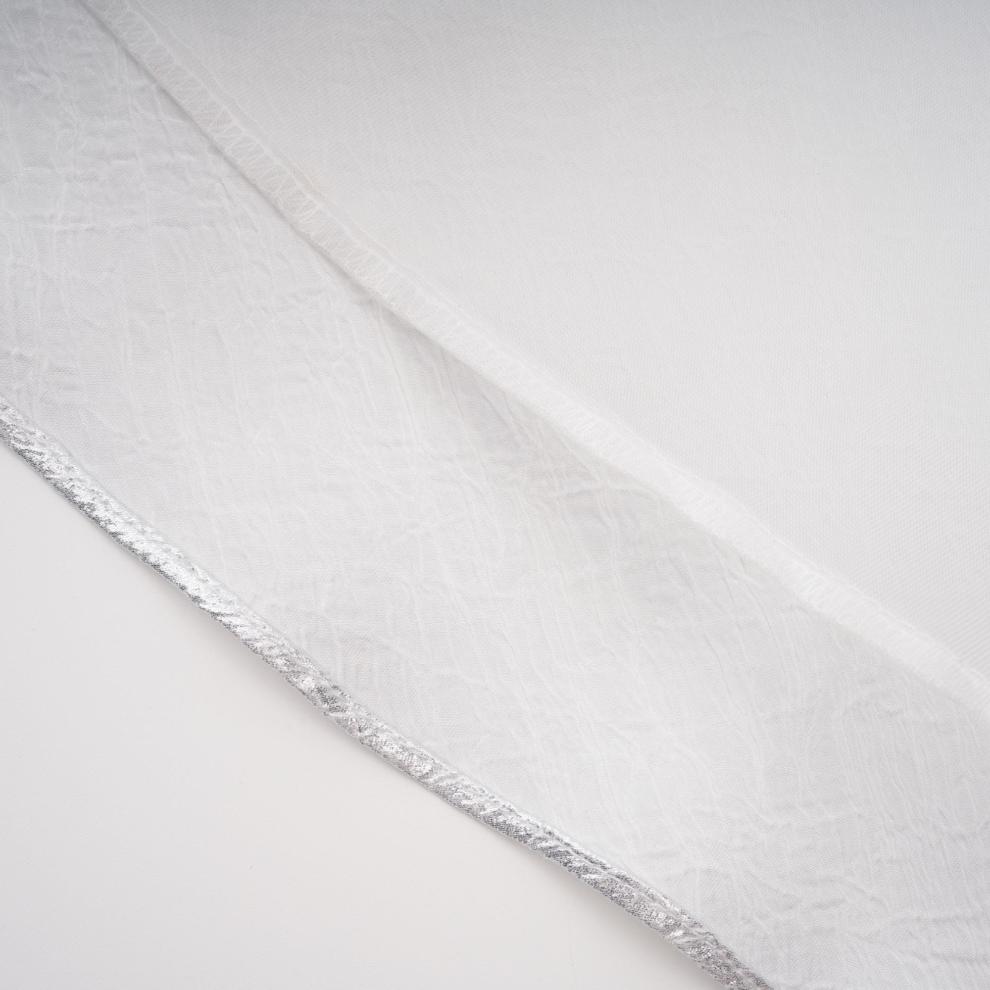 Adina Silber Glänzendes asymmetrisches Rüschenkleid