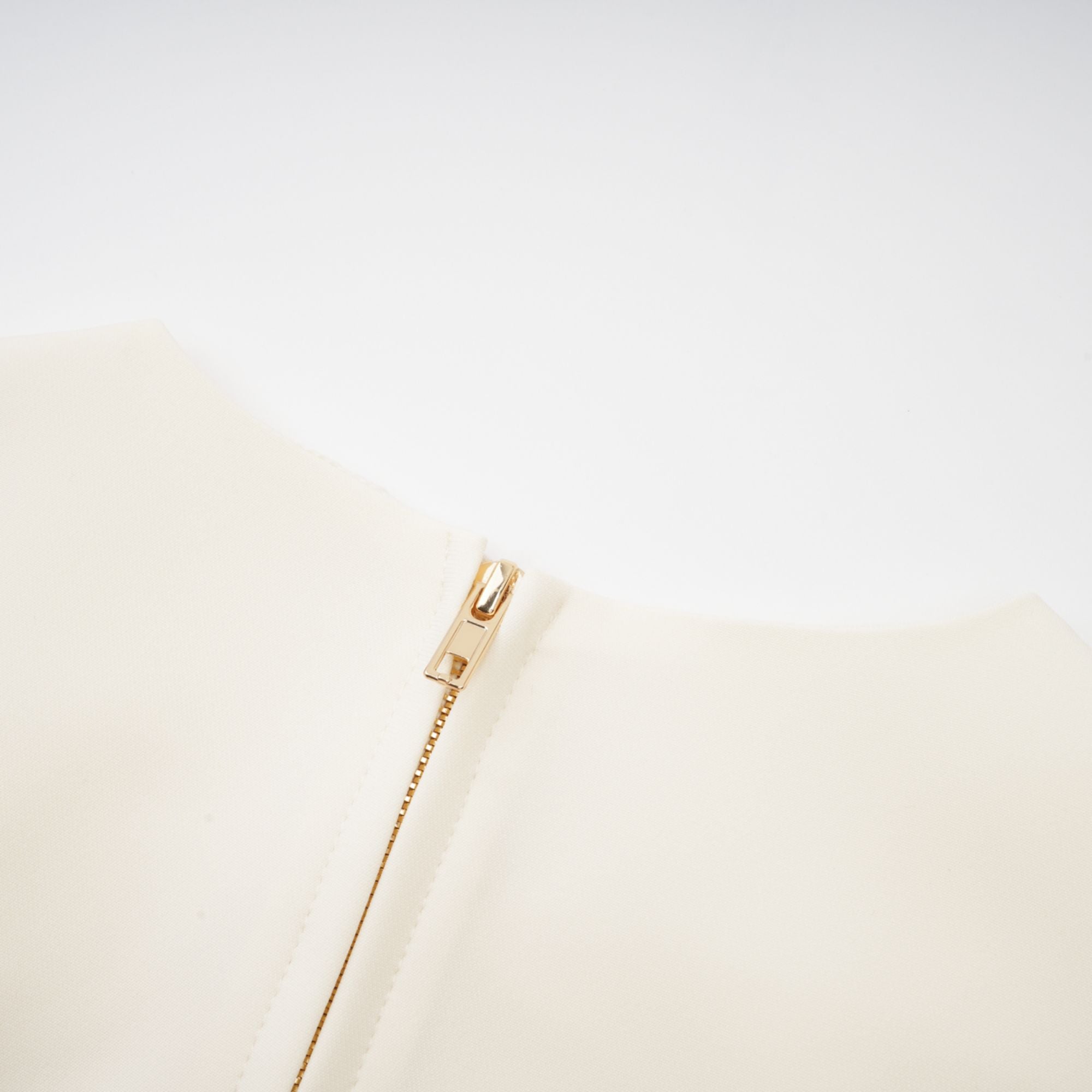 Coralie Neutrals 3D-Blütenblatt-Oberteil und Rock passendes Set