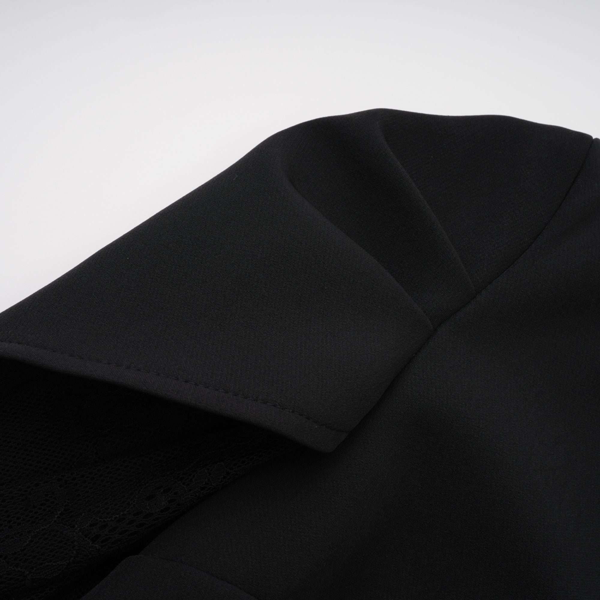 فستان ميدي أسود بفتحة جانبية عالية وأجزاء من الدانتيل