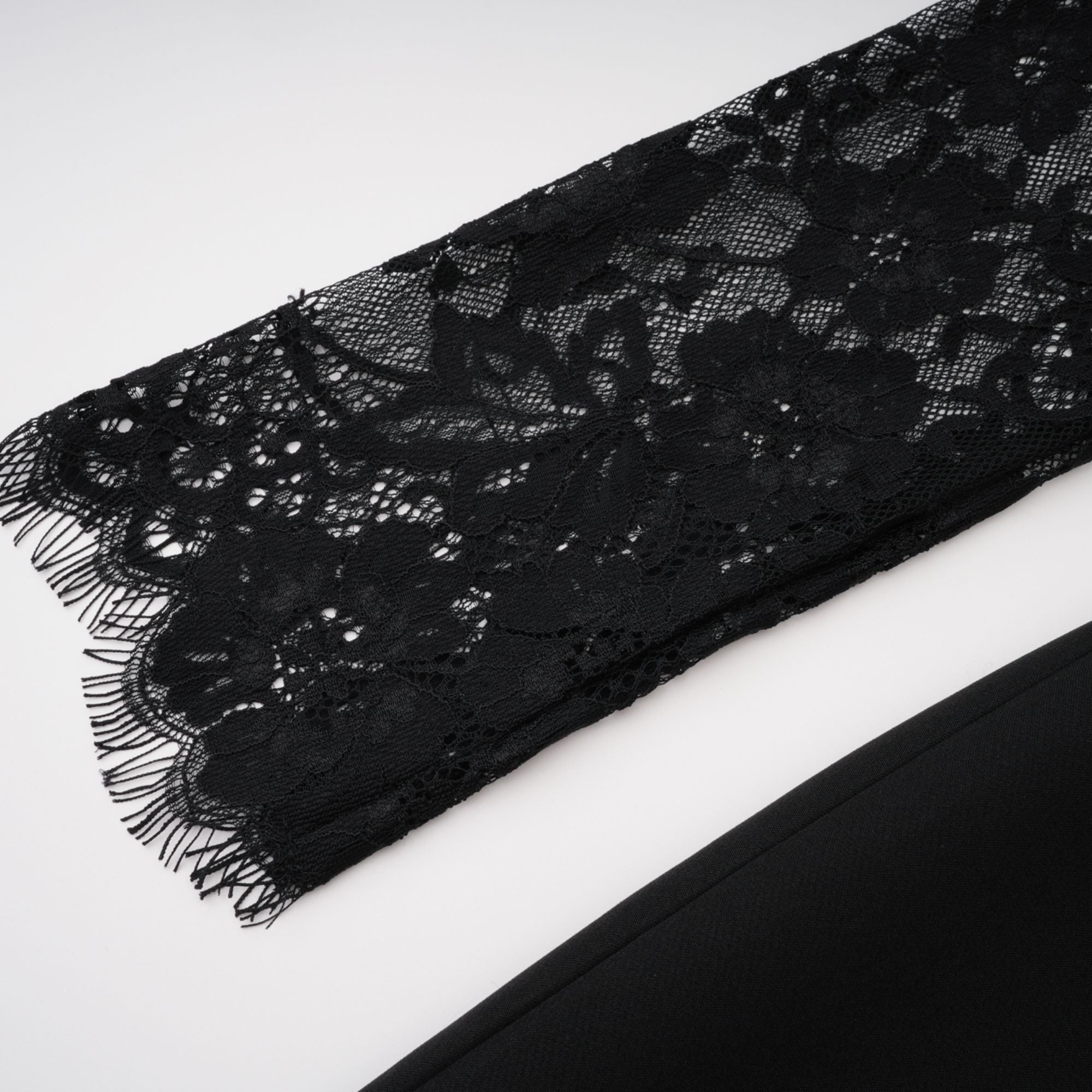 فستان ميدي أسود بفتحة جانبية عالية وأجزاء من الدانتيل