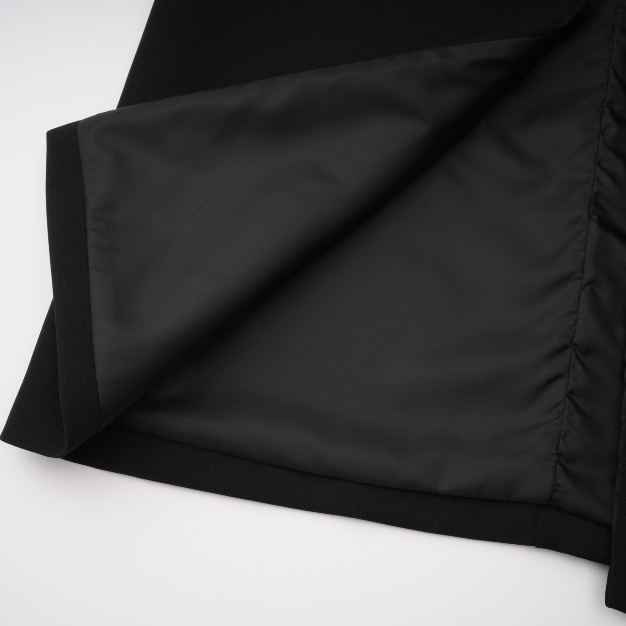 فستان ميدي أسود بفتحة جانبية عالية وأجزاء من الدانتيل