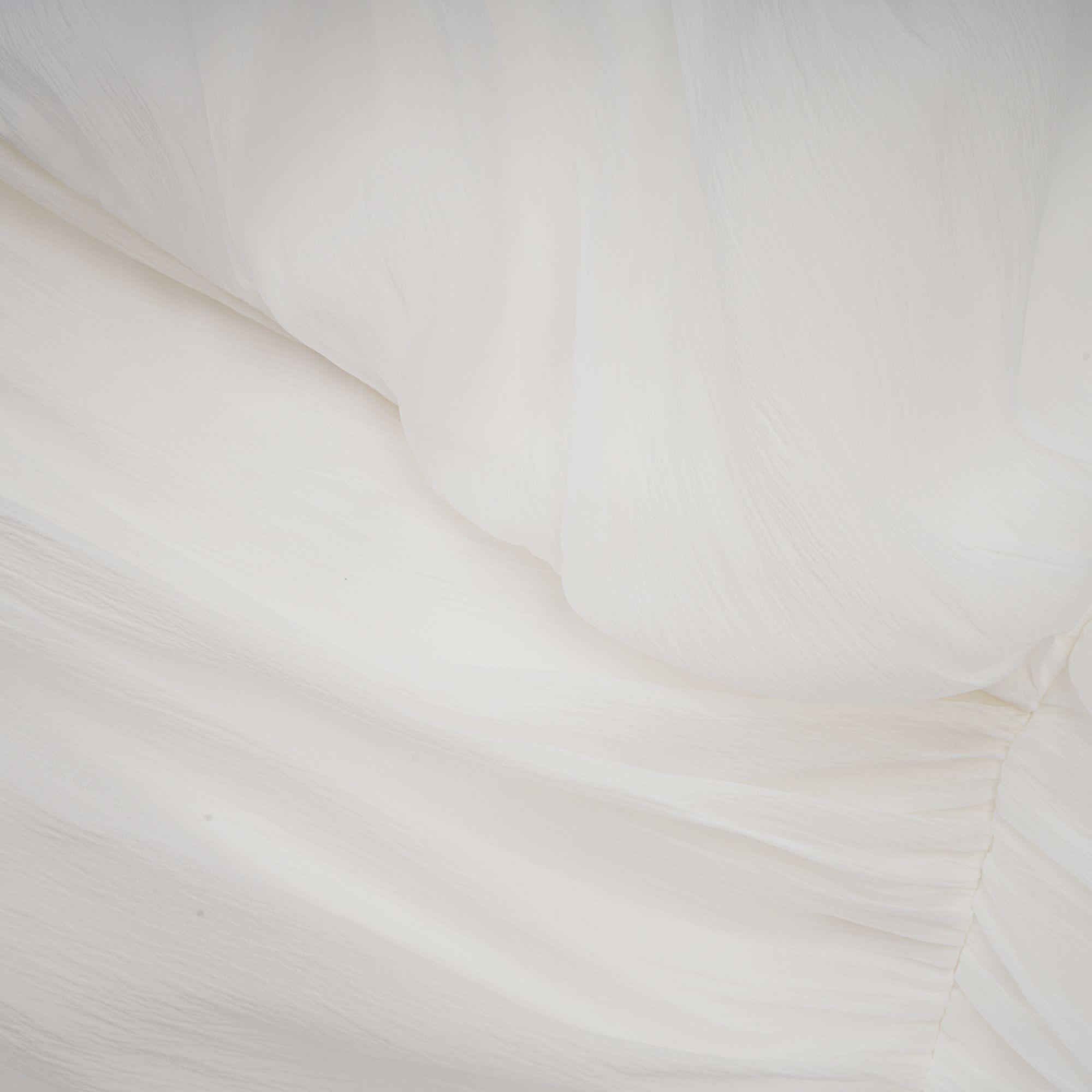 طقم Adèle المكون من بلوزة وسروال مجعدين متطابقين باللون الأبيض