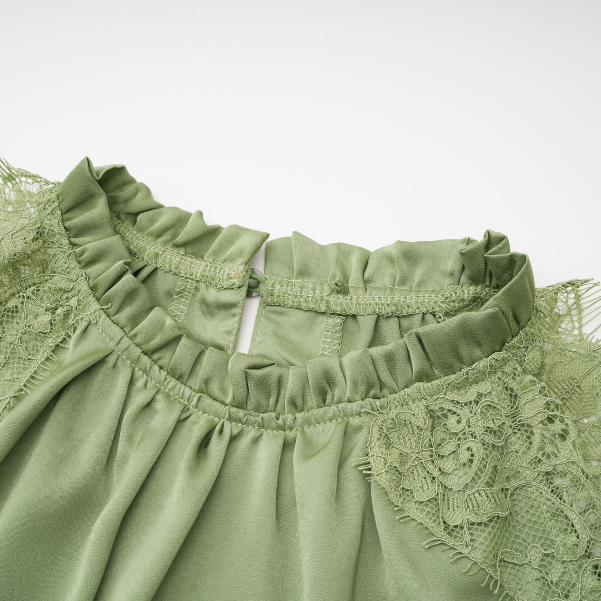 Spitzenoberteil & Spitzenrock in Salbeigrün