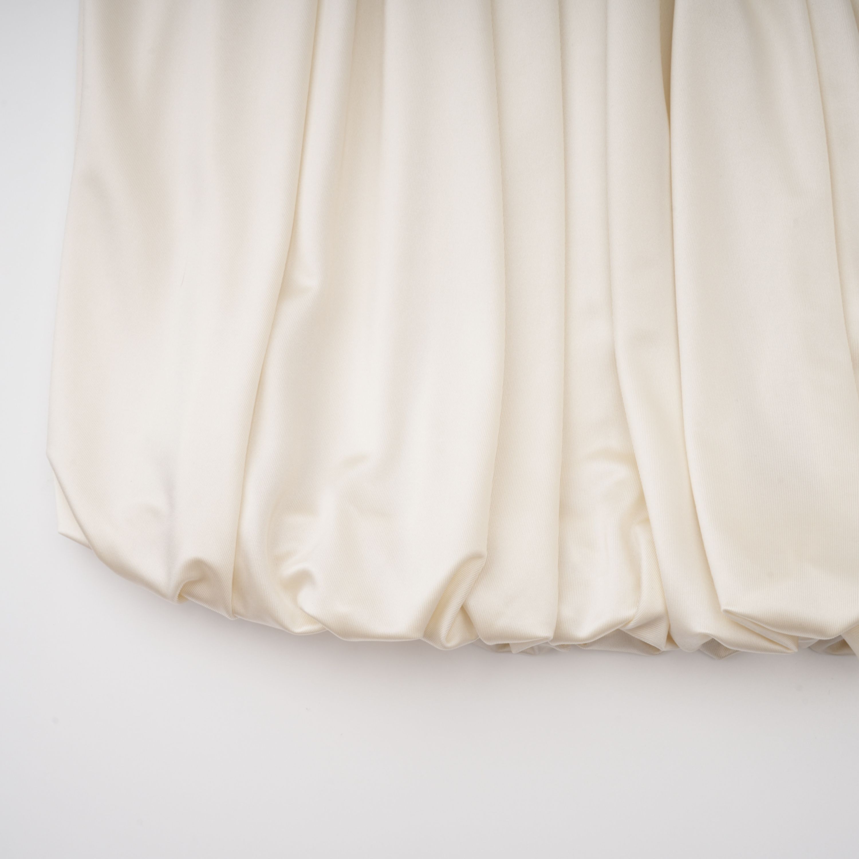 فستان طويل من Vilhelmiina باللون الكريمي مع حمالات عنق ومكشكش