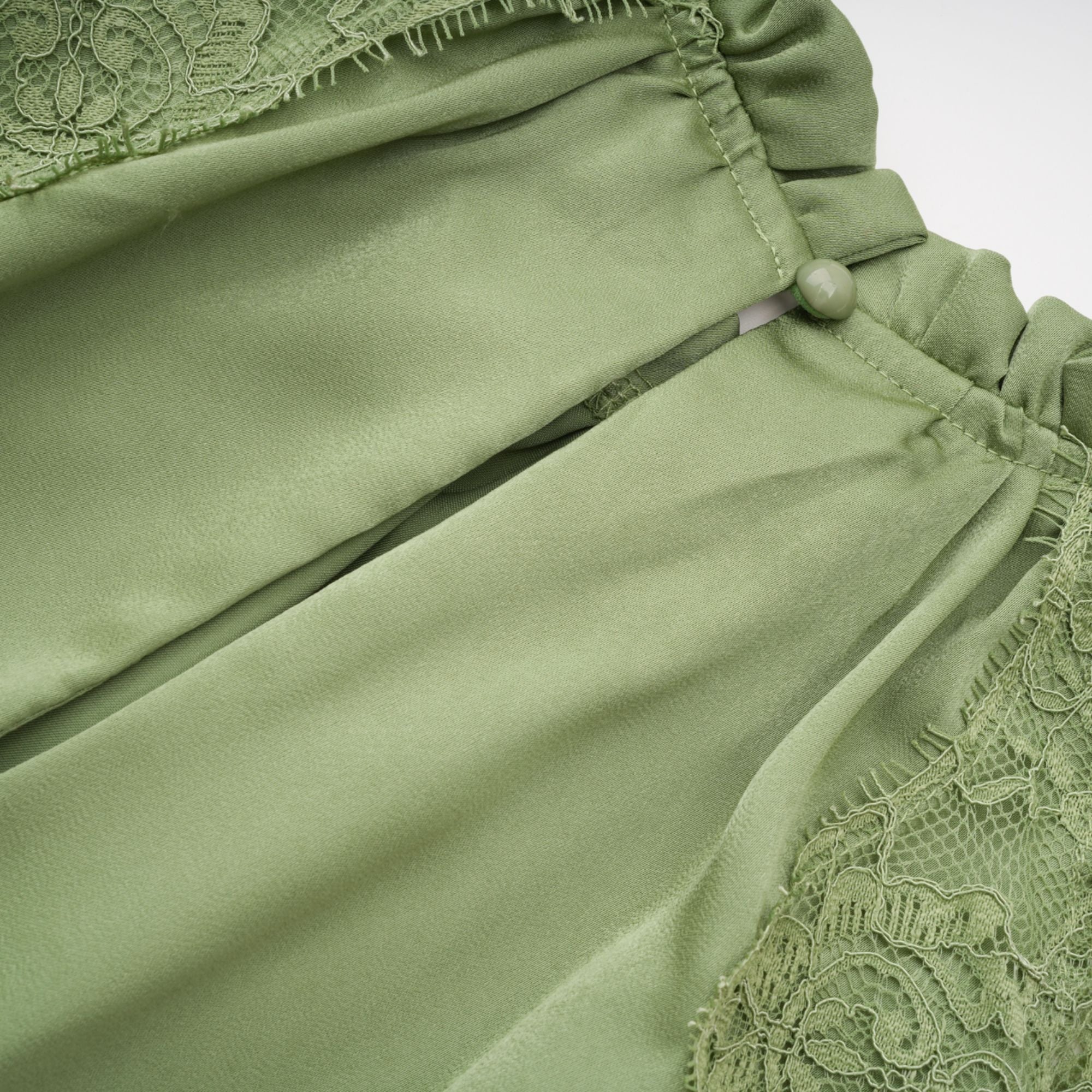Spitzenoberteil & Spitzenrock in Salbeigrün