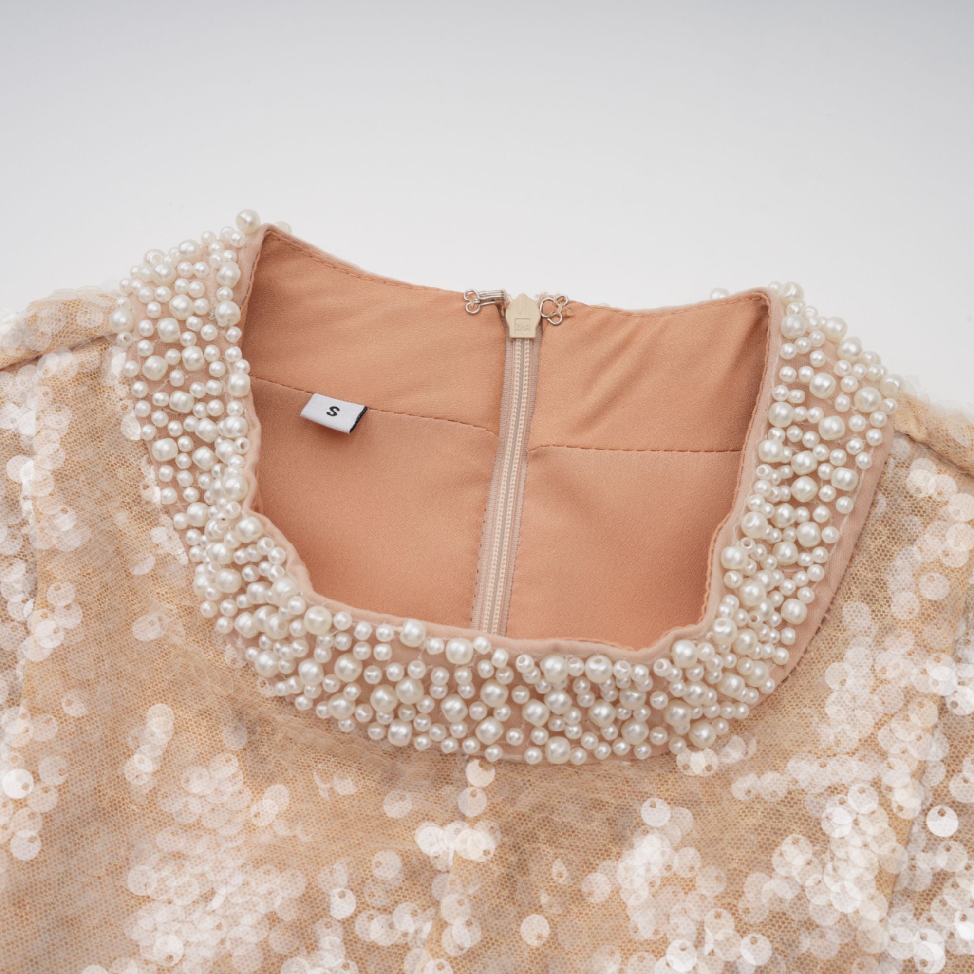 فستان أورنيلا متوسط الطول مزين باللؤلؤ الصناعي