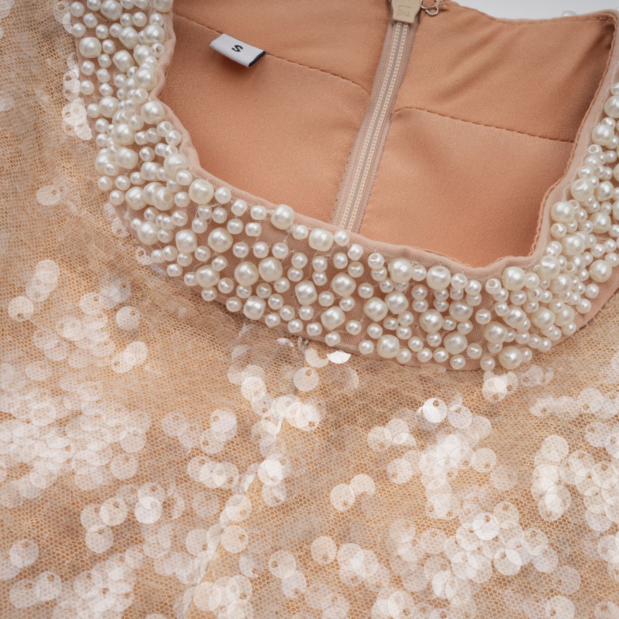 فستان أورنيلا متوسط الطول مزين باللؤلؤ الصناعي