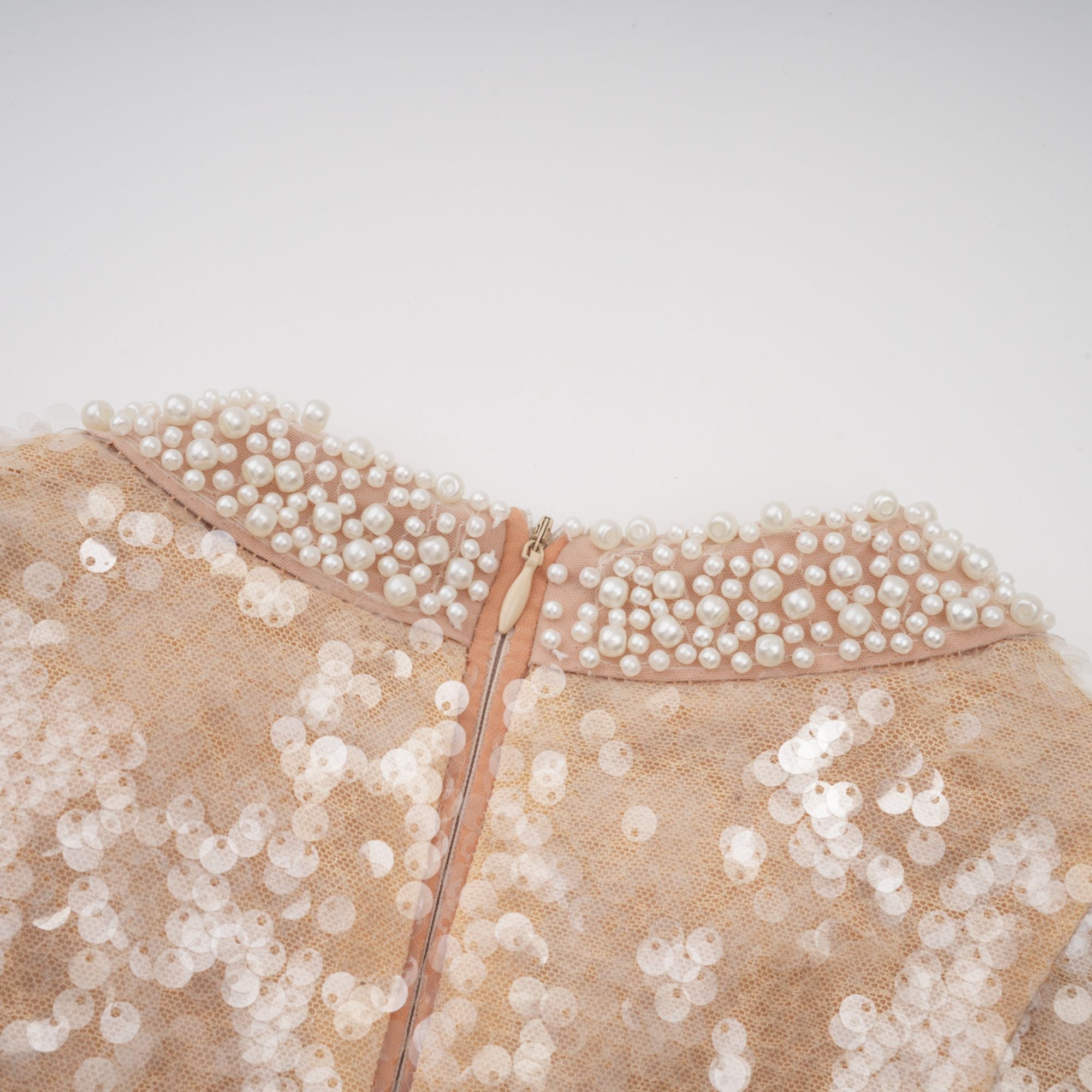 فستان أورنيلا متوسط الطول مزين باللؤلؤ الصناعي