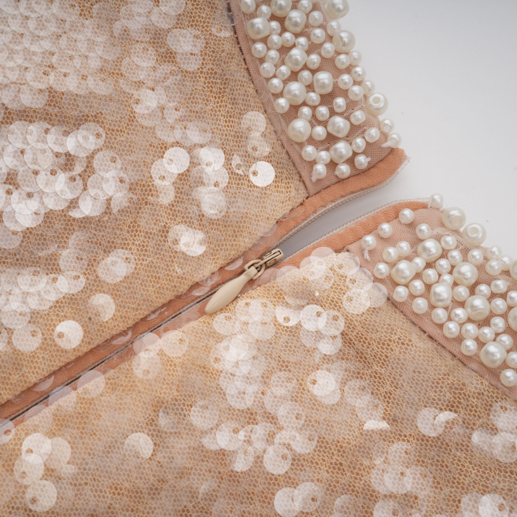 فستان أورنيلا متوسط الطول مزين باللؤلؤ الصناعي