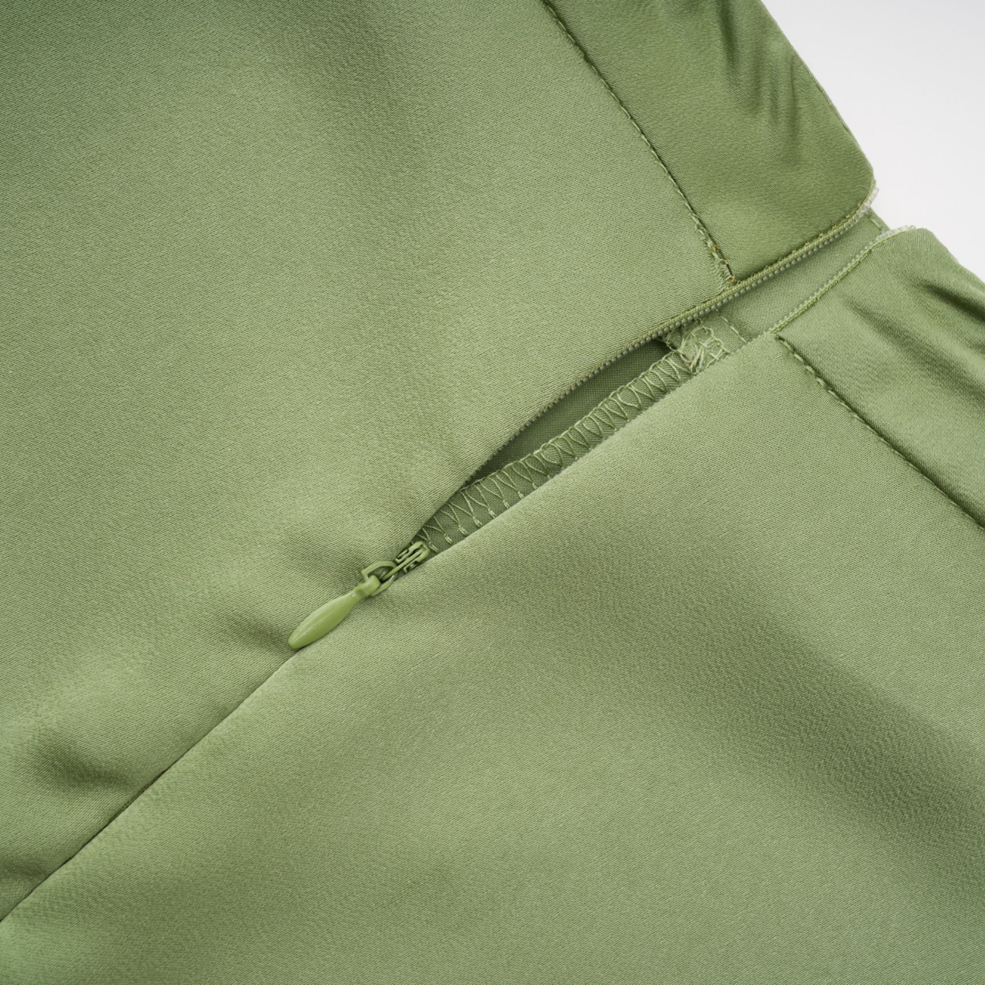 Spitzenoberteil & Spitzenrock in Salbeigrün