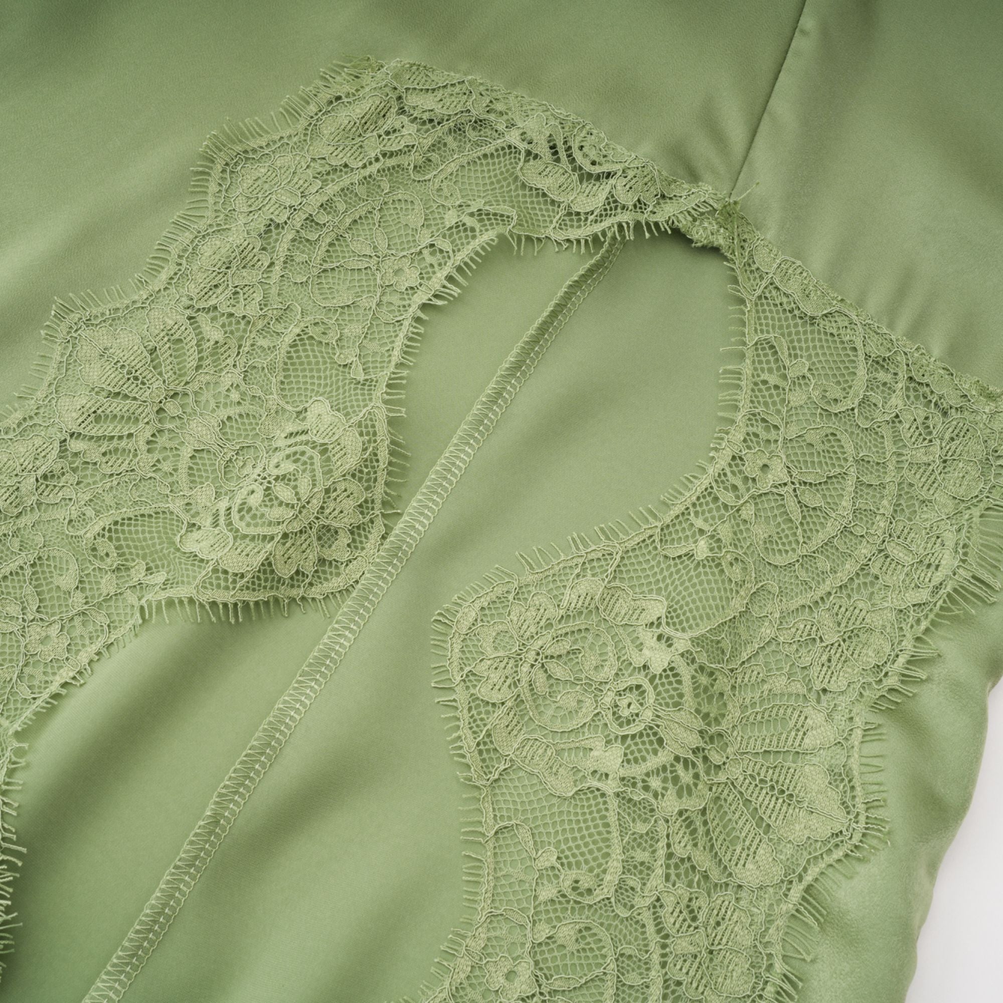 Spitzenoberteil & Spitzenrock in Salbeigrün